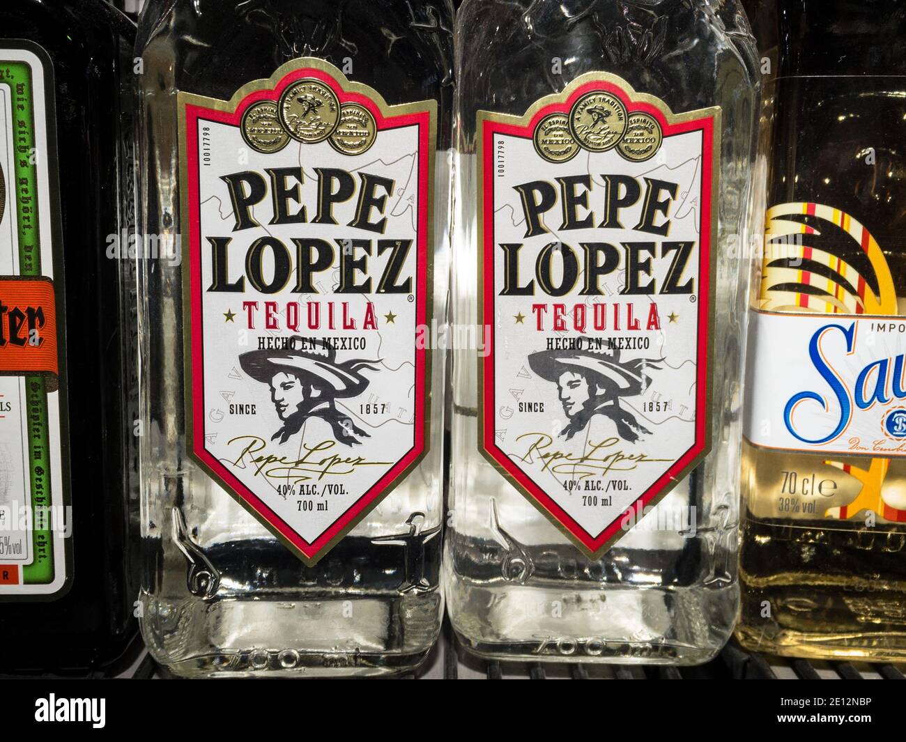 BELGRAD, SERBIEN - 18. DEZEMBER 2020: Tequila Pepe Lopez Logo auf einer ihrer Flaschen. Pepe Lopez ist eine mexikanische Marke von Tequila und anderen mexiko-Alkoh Stockfoto