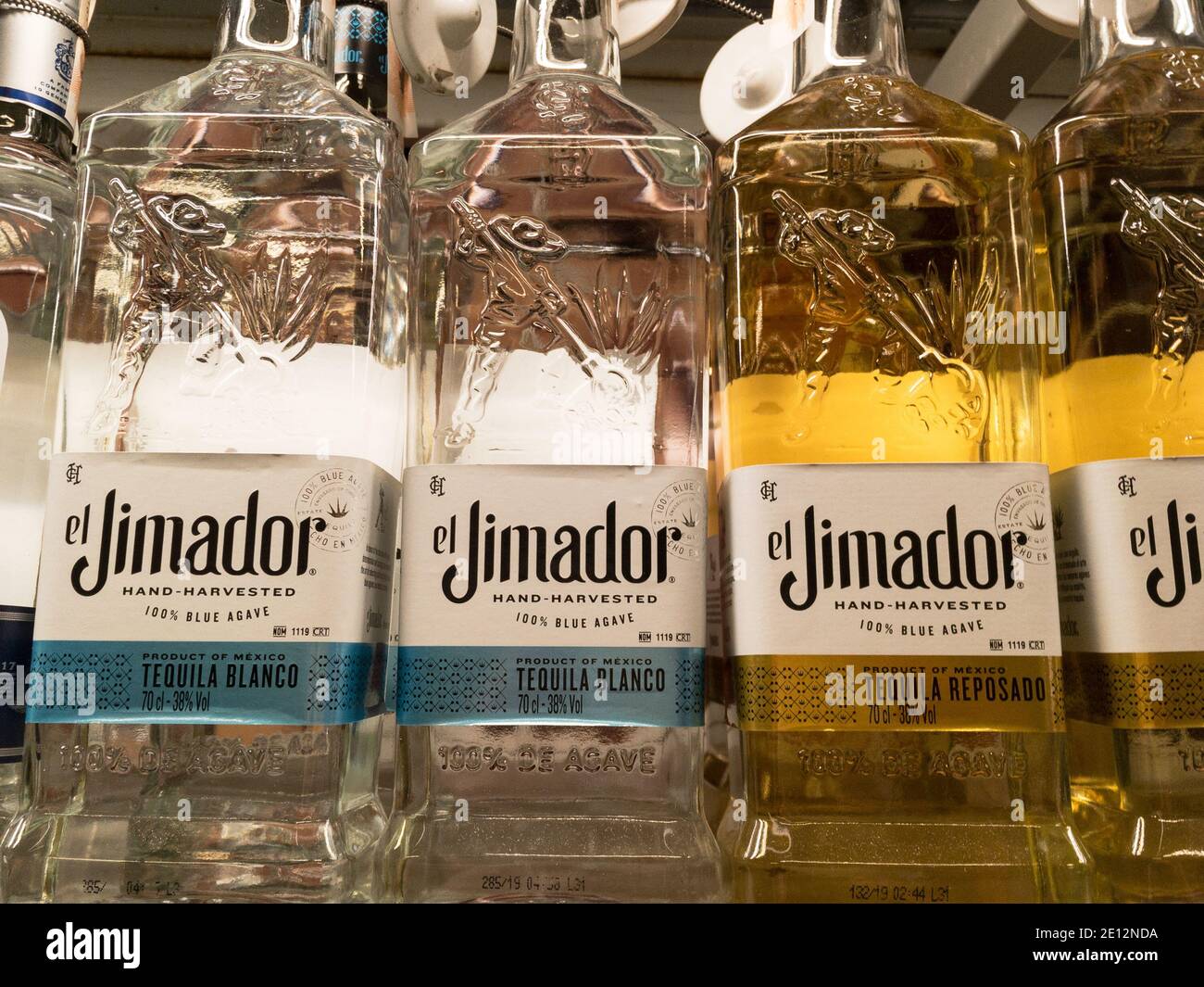 BELGRAD, SERBIEN - 20. DEZEMBER 2020: Tequila El Jimador Logo auf einer ihrer Flaschen. El Jimador ist eine mexikanische Marke von Tequila und anderen mexiko-Alkoh Stockfoto
