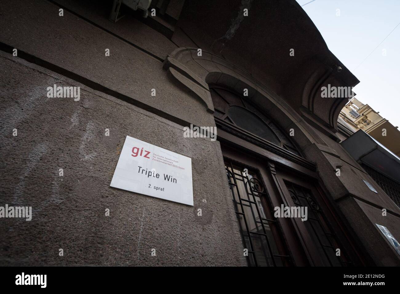 BELGRAD, SERBIEN - 12. MAI 2020: GIZ-Logo auf ihrem Büro für Serbien. Die GIZ oder deutsche gesellschaft für internationale zusammenarbeit ist die deutsche CO Stockfoto