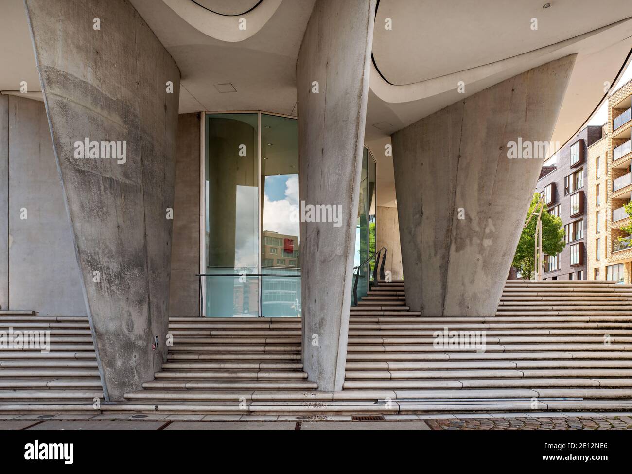 Betonsockel Ein Wohngebäude In Der Hamburger Hafencity, Deutschland Stockfoto