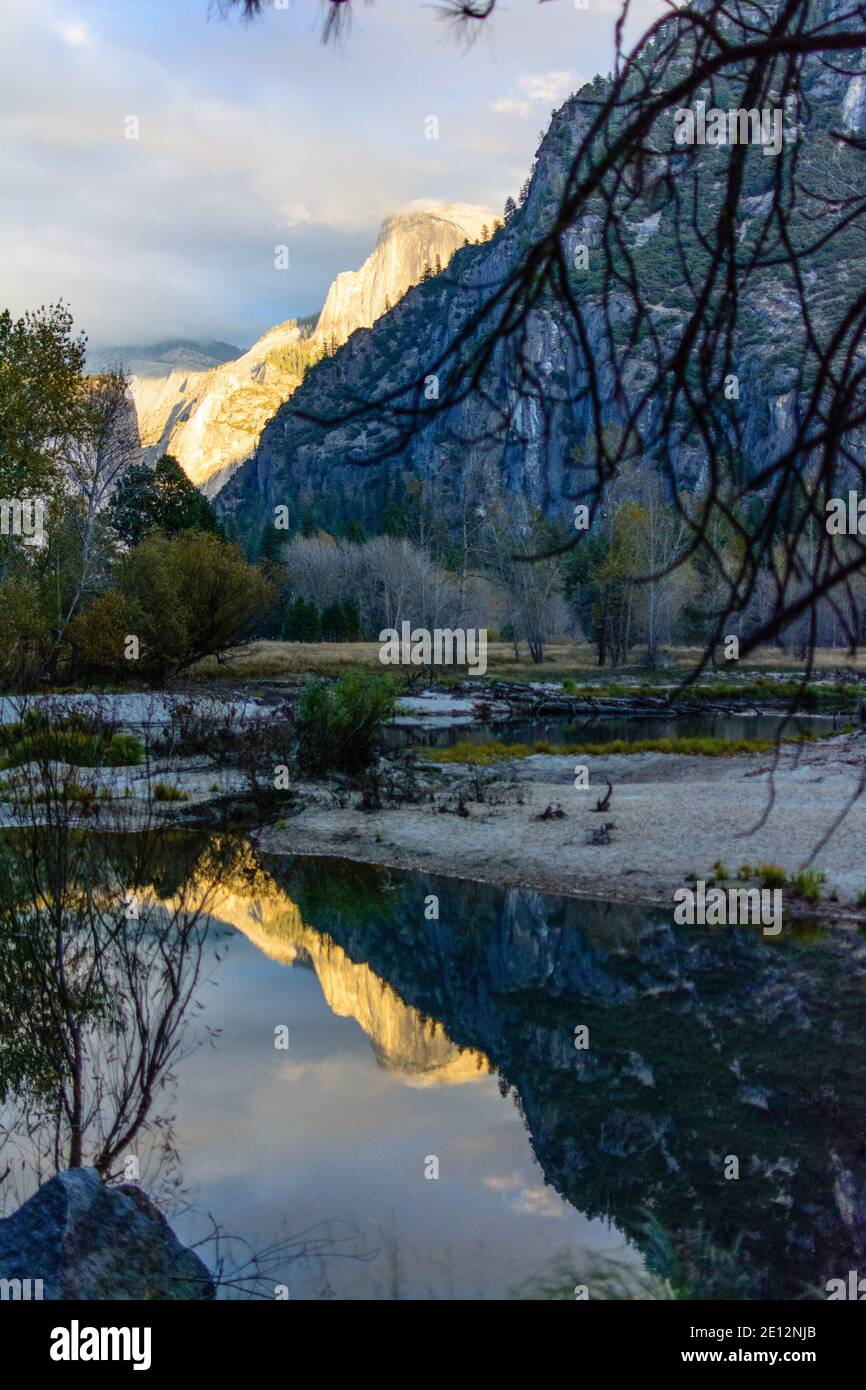 Spiegelung der Berge im See, Yosemite National Park Stockfoto