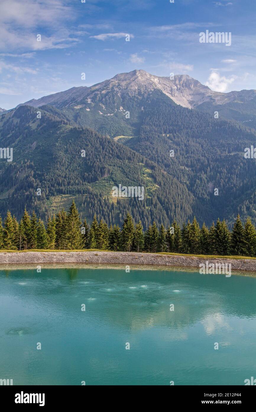 In Den Idyllischen Kleinen Stauseen Wird Das Ganze Jahr Über Wasser Gesammelt, Um Im Winter Die Beliebten Skipisten Am Grubigstein Zu Schneiten Stockfoto