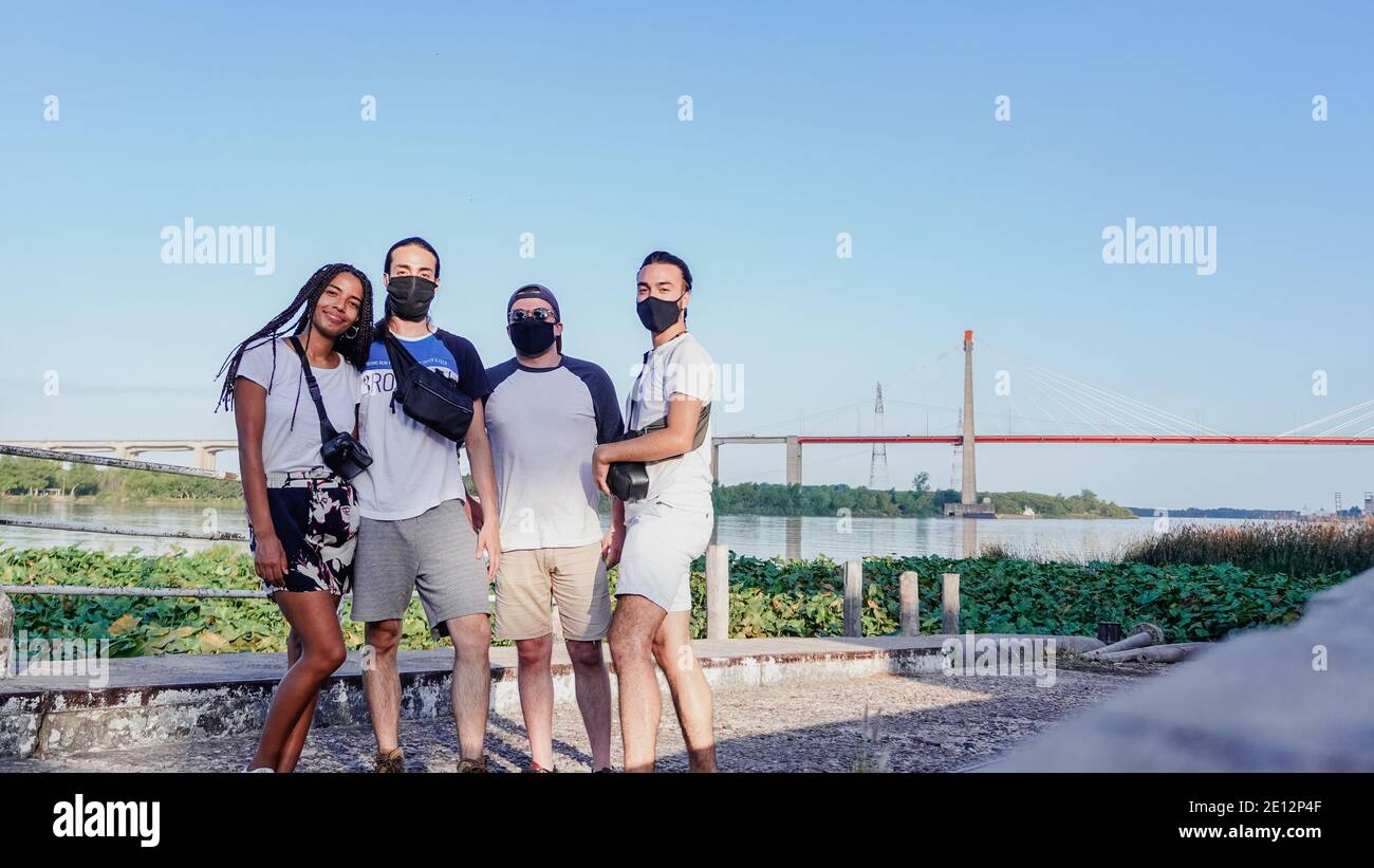 Vier Freunde posieren vor der Brücke Zarate brazo largo Stockfoto