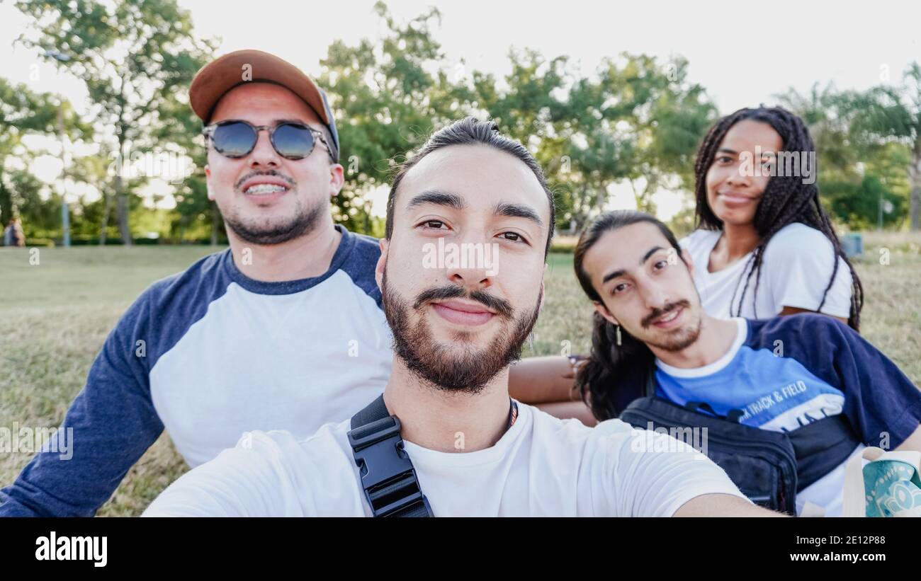 Menschen Gruppe Machen Selfie Foto Über Schöne Berglandschaft, Trekking Im Wald, Mix Race Junge Männer Und Frauen Glücklich Lächeln Auf Wanderung Touristen Adve Stockfoto