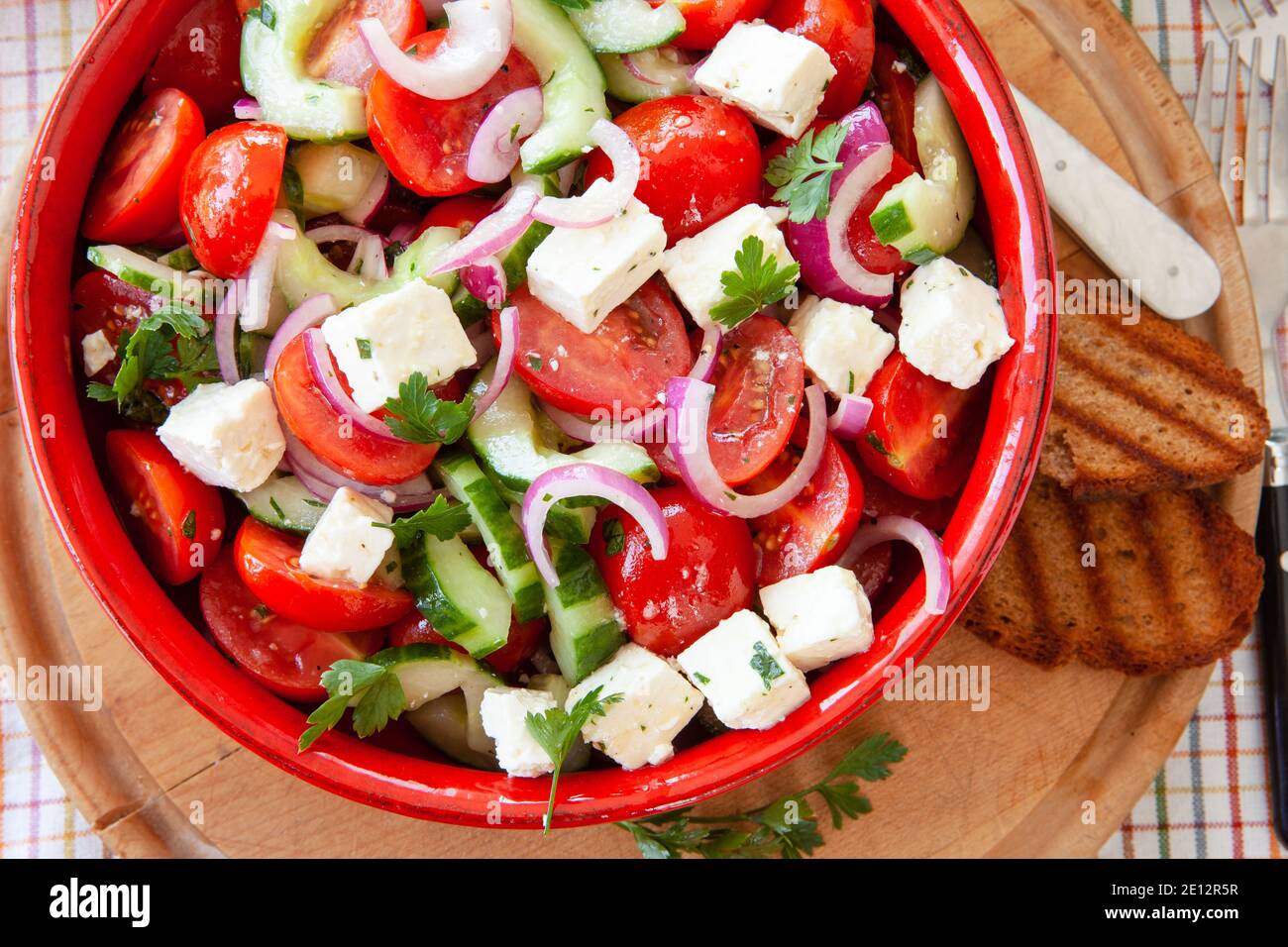 Griechischer Salat Mit Feta-Käse Stockfoto