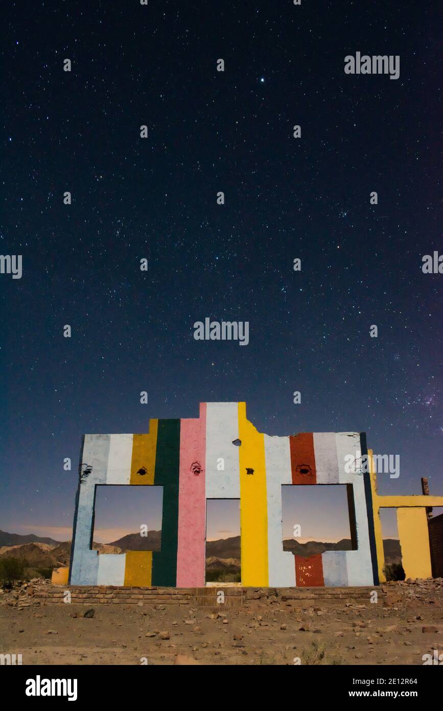 Sternenhimmel über einem verlassenen Haus mitten in der Wüste bei Uspallata, Mendoza, Argentinien. Stockfoto