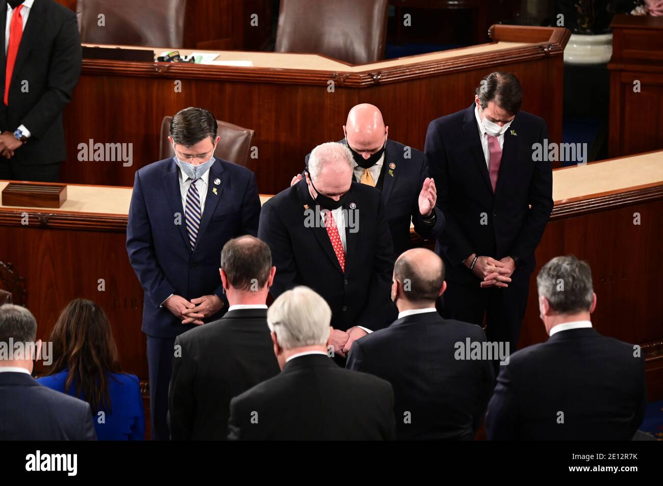 Republikanische Mitglieder des Repräsentantenhauses der Vereinigten Staaten von Louisiana, darunter US-Repräsentant Mike Johnson (Republikaner von Louisiana), US-Repräsentant Steve Scalise (Republikaner von Louisiana), US-Repräsentant Clay Higgins (Republikaner von Louisiana), Und der US-Repräsentant Garret Graves (Republikaner von Louisiana) führte das Haus in einem Moment des Schweigens für den designierten Vertreter von Louisiana, Luke Letlow, an. Der an der Coronavirus-Krankheit (COVID-19) starb, nur wenige Tage bevor er seinen Amtseid als neu gewählter Vertreter auf dem Boden des Plenarsaals während des angenommen hätte Stockfoto