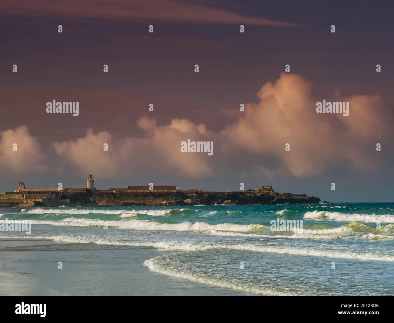 Blick Auf Den Strand Von Tarifa Und Die Insel Tarifa, Den Südlichsten Punkt Europas, Während Des Sonnenaufgangs Stockfoto