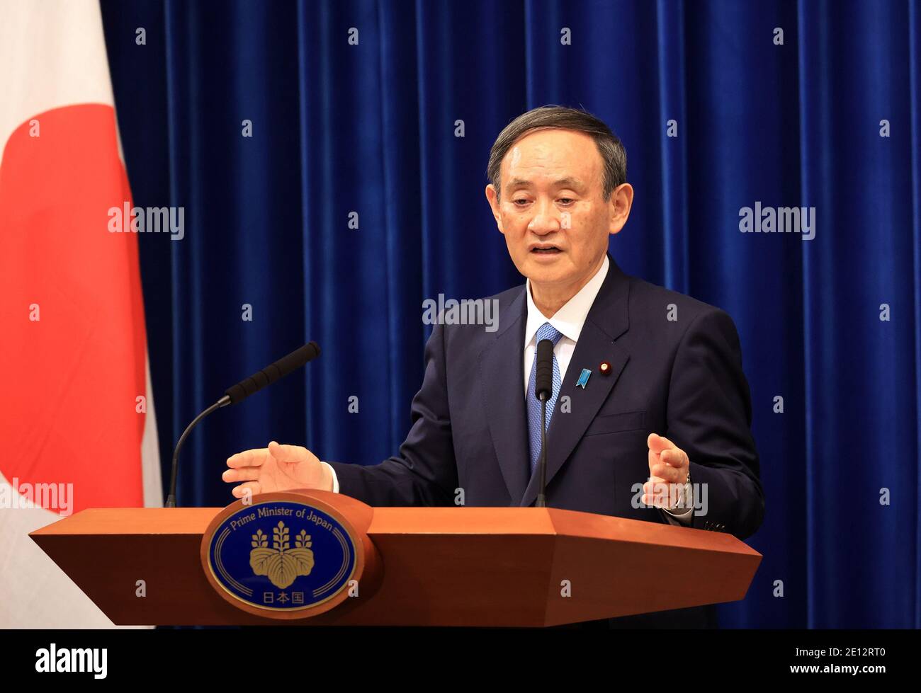Tokio, Tokio, Japan. Januar 2021. Der japanische Premierminister Yoshihihide Suga hält am 4. Januar 2021 in seiner offiziellen Residenz in Tokio eine Neujahrspressekonferenz ab. Suga betrachtet eine Notstandserklärung in Tokio und drei benachbarten Präfekturen als Pandemie des neuen Coronavirus. Quelle: POOL/ZUMA Wire/Alamy Live News Stockfoto
