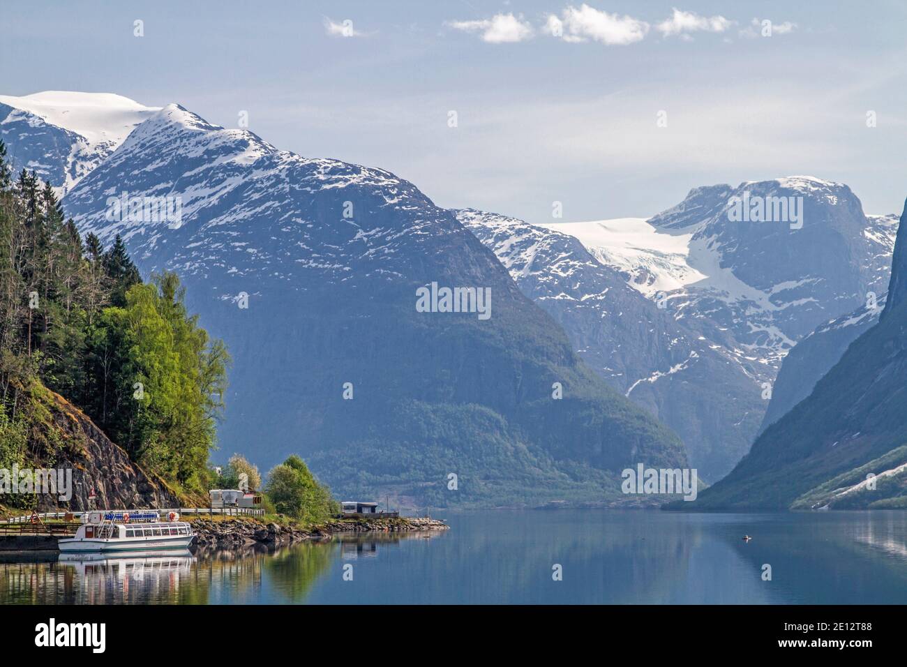 Der Idyllische See Lovatnet Vor Den Mächtigen Gletschern Der Jostedalsbreen Zieht Viele Besucher An Stockfoto