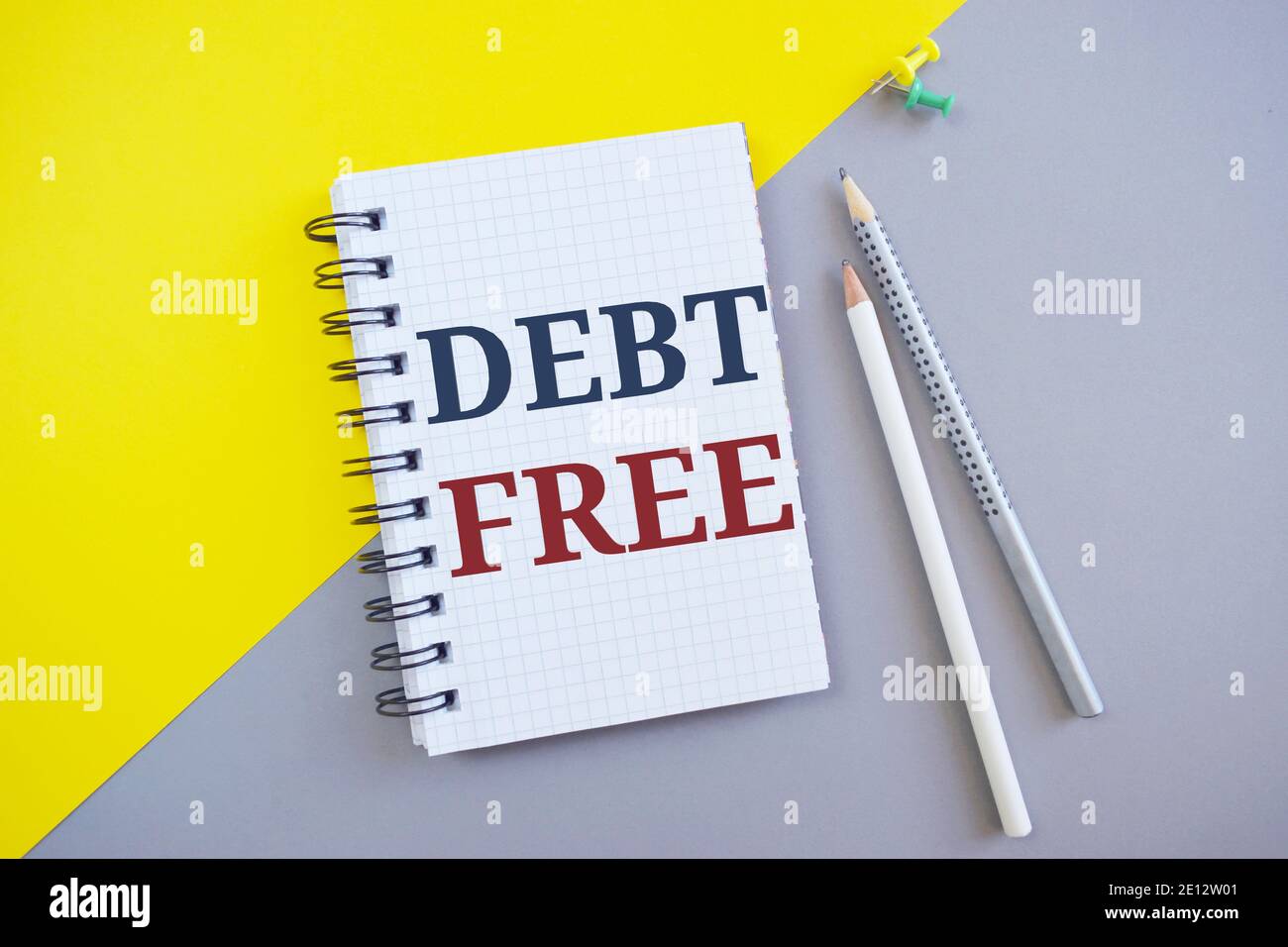 Debt Freier Text mit Notizblock. Konzeptfoto Kredit Geld Finanzzeichen Freiheit von Darlehen Mortage .Business Foto präsentiert frei von Besitz jeder Mo Stockfoto