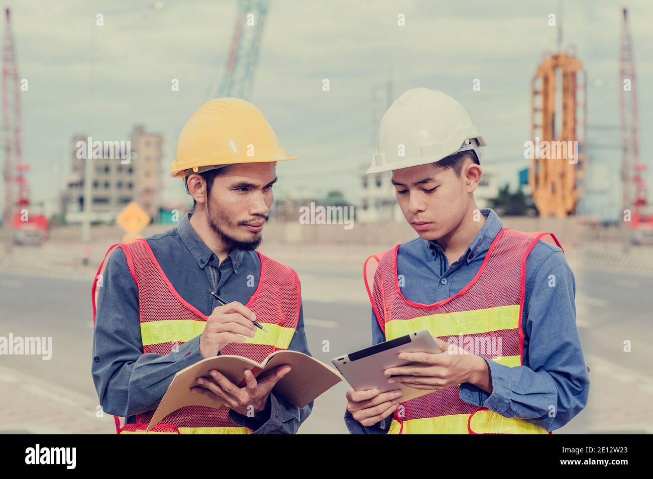 Ingenieur Arbeiter arbeiten auf der Baustelle Bau, Kontrolle, Job, Sicherheit, Arbeit, professionell, Arbeiter, Geschäft, Architektur, Gebäude, Engineering, Bau Stockfoto