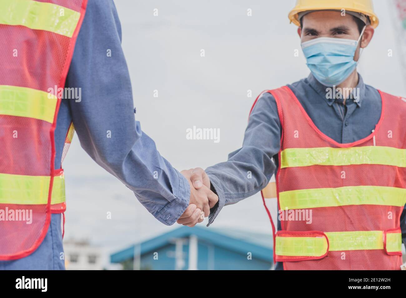 Ingenieur schütteln Hand vor Ort Bau, covid 19, coronavirus, Engineering, Arbeiter, Ingenieur, Menschen, Teamarbeit, Architekt, Bau, Mann, busine Stockfoto