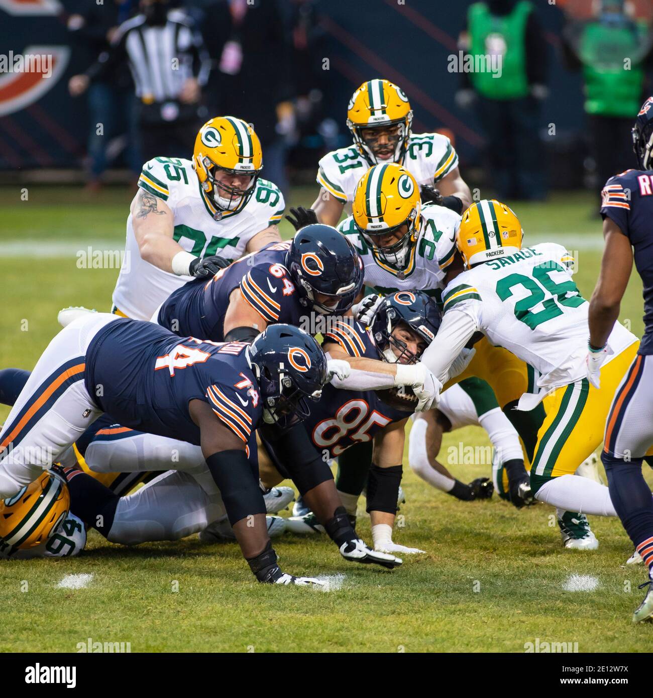 Chicago, Illinois, USA. Januar 2021. - Bears #85 Cole Kmet läuft mit dem Ball während des NFL-Spiels zwischen den Green Bay Packers und Chicago Bears im Soldier Field in Chicago, IL. Fotograf: Mike Wulf. Kredit: csm/Alamy Live Nachrichten Stockfoto