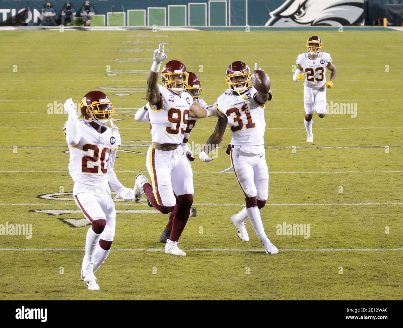 Philadelphia, Usa. Januar 2021. Washington Football Team Kamren Curl feiert mit Teamkollegen nach einem Abfangen im ersten Quartal gegen die Philadelphia Eagles in Woche 17 der NFL-Saison auf Lincoln Financial Field in Philadelphia am Sonntag, 3. Januar 2021. Washington besiegte die Eagles 20-14 und gewann die NFC East Division mit einem Rekord von 7:9. Foto von John Angelillo/UPI Kredit: UPI/Alamy Live Nachrichten Stockfoto