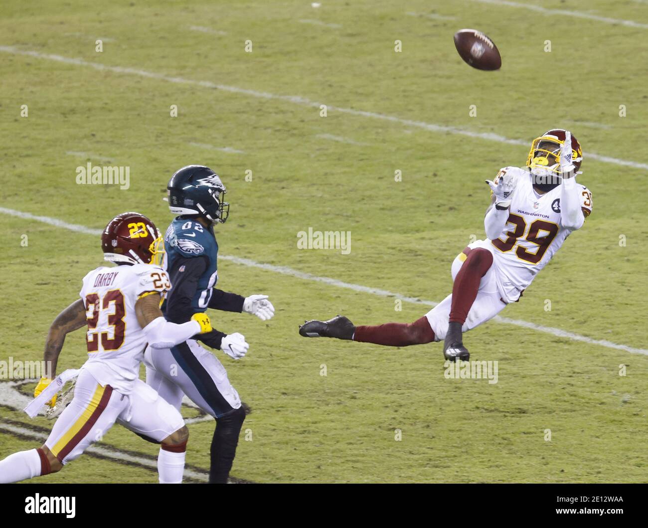 Philadelphia, Usa. Januar 2021. Washington Football Team Jeremy Reaves macht ein Abfangen im vierten Quartal gegen die Philadelphia Eagles in Woche 17 der NFL-Saison auf Lincoln Financial Field in Philadelphia am Sonntag, 3. Januar 2021. Washington besiegte die Eagles 20-14 und gewann die NFC East Division mit einem Rekord von 7:9. Foto von John Angelillo/UPI Kredit: UPI/Alamy Live Nachrichten Stockfoto