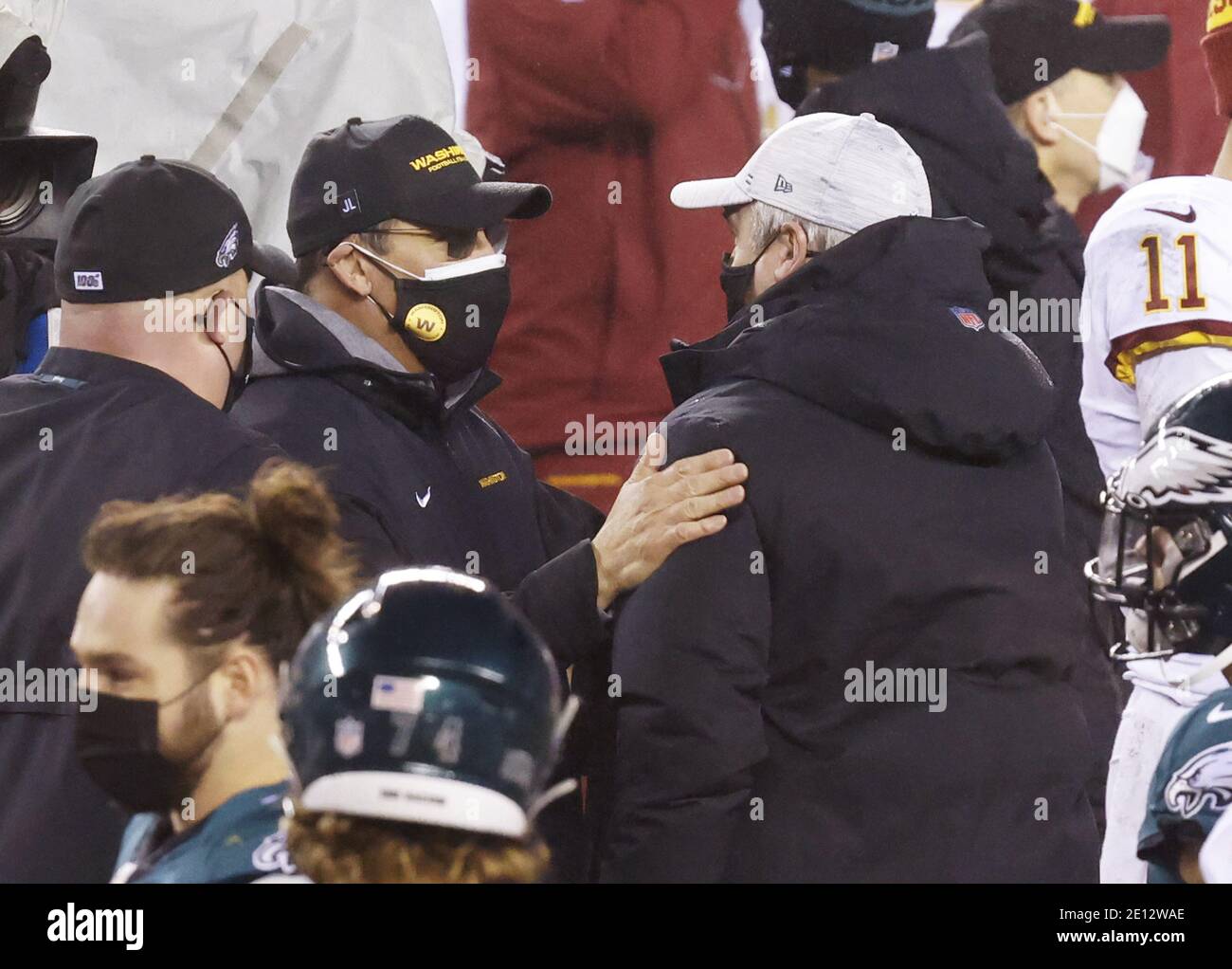 Philadelphia, Usa. Januar 2021. Washington Football Team Cheftrainer Ron Rivera tauscht Worte mit Philadelphia Eagles Cheftrainer Doug Pederson nach dem Spiel in Woche 17 der NFL-Saison auf Lincoln Financial Field in Philadelphia am Sonntag, 3. Januar 2021. Washington besiegte die Eagles 20-14 und gewann die NFC East Division mit einem Rekord von 7:9. Foto von John Angelillo/UPI Kredit: UPI/Alamy Live Nachrichten Stockfoto