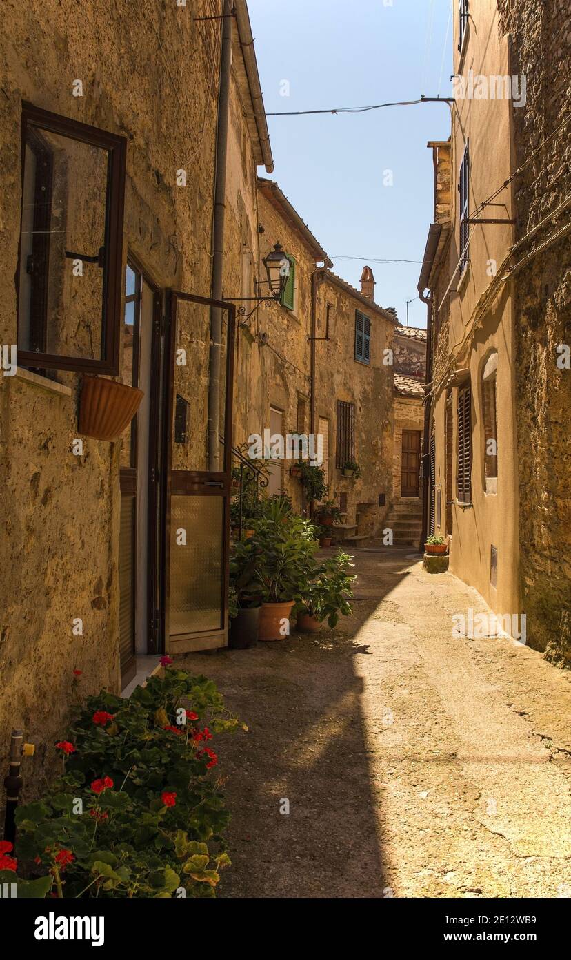 Eine Wohnstraße im historischen mittelalterlichen Dorf Semproniano in der Provinz Grosseto, Toskana, Italien Stockfoto