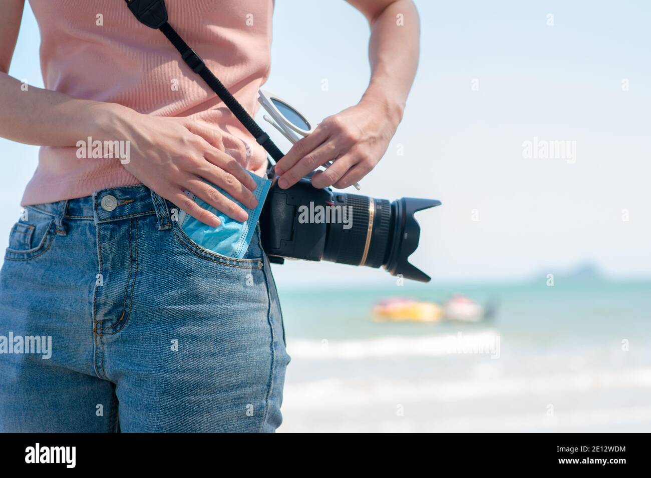 Neue normale Menschen reisen Halten Sie medizinische Maske, um Coronavirus zu schützen Kovid19 Stockfoto