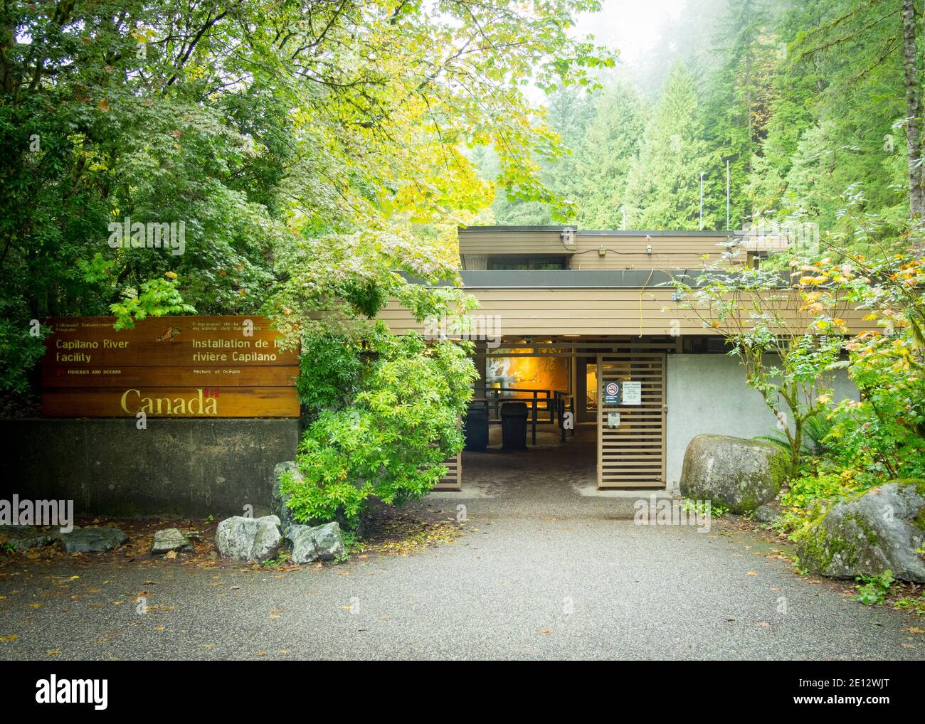 Das Interpretationszentrum der Capilano River Hatchery (Capilano Salmon Hatchery), einer Fischfarm in North Vancouver, British Columbia (BC), Kanada. Stockfoto