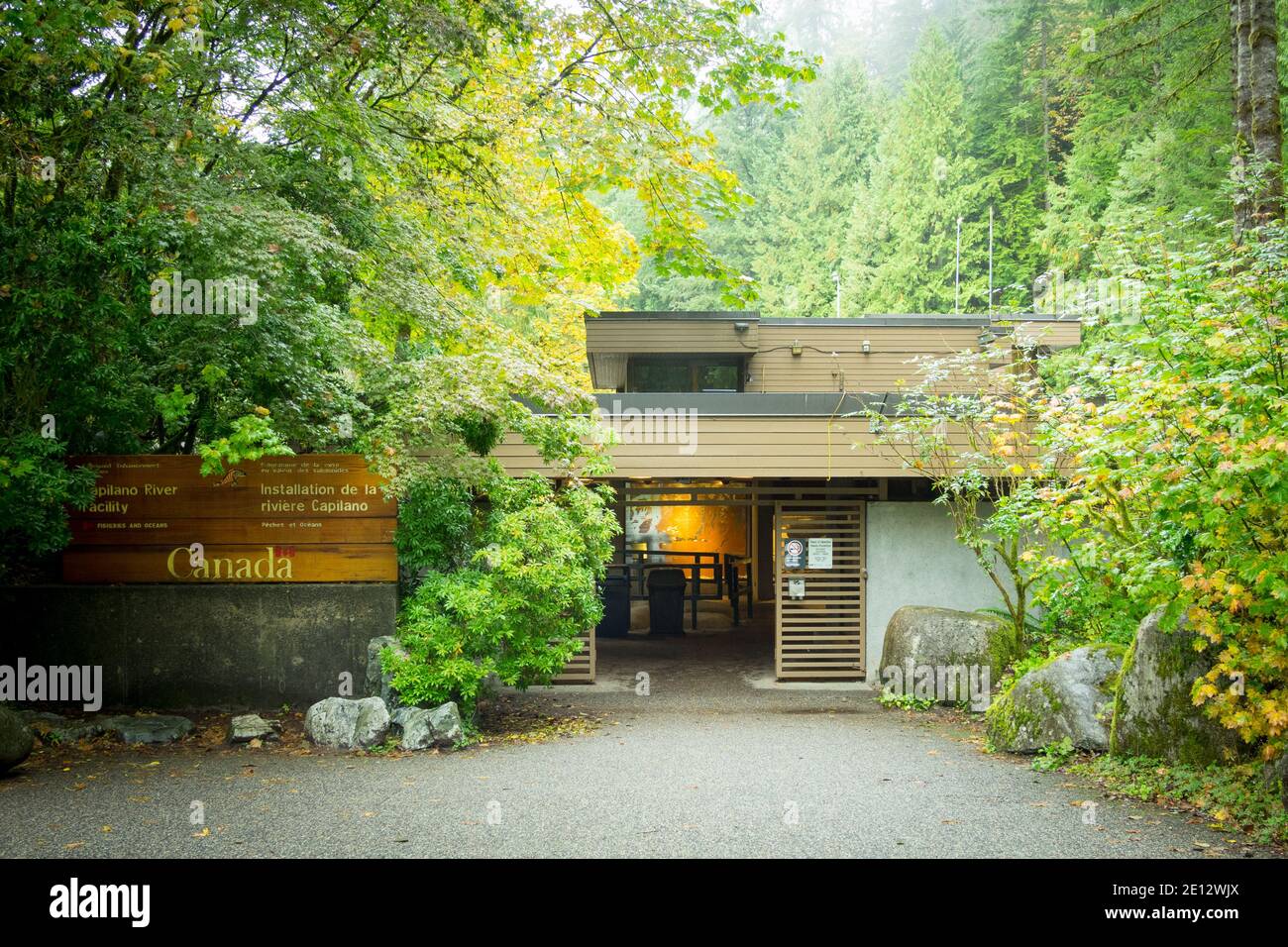 Das Interpretationszentrum der Capilano River Hatchery (Capilano Salmon Hatchery), einer Fischfarm in North Vancouver, British Columbia (BC), Kanada. Stockfoto