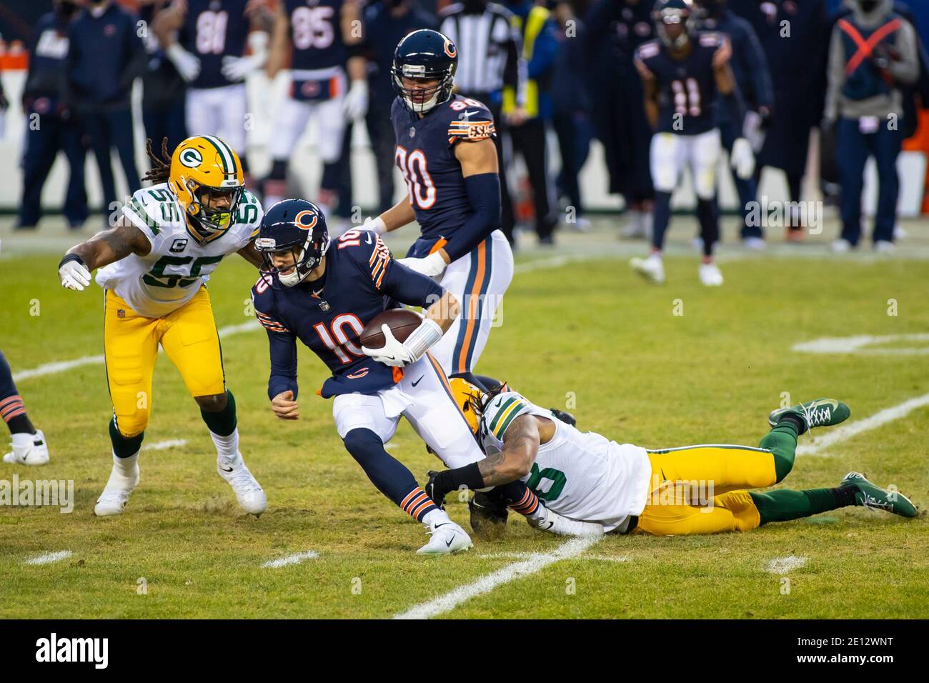 Chicago, Illinois, USA. Januar 2021. - Bears Quarterback #10 Mitchell Trubisky wird von Packers geplündert #58 Christian Kirksey während des NFL-Spiels zwischen den Green Bay Packers und Chicago Bears im Soldier Field in Chicago, IL. Fotograf: Mike Wulf. Kredit: csm/Alamy Live Nachrichten Stockfoto