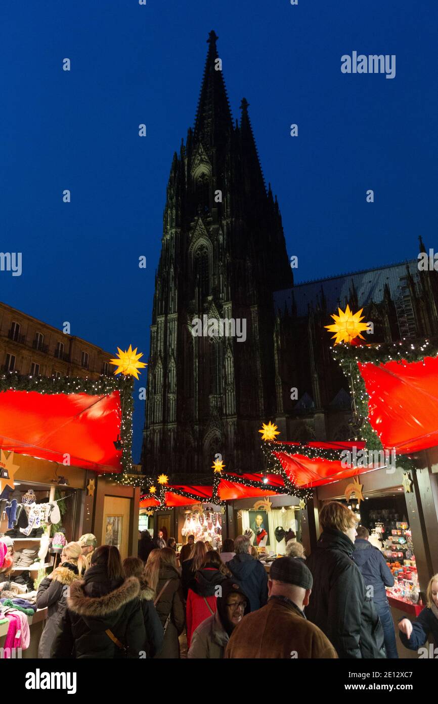Köln, Deutschland Weihnachtsmarkt oder Weihnachtsmarkt am Kölner Dom. Stockfoto