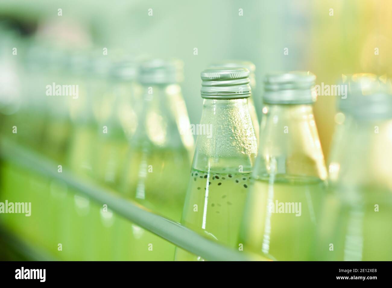 Getränkeflaschen werden auf einem Förderband in einem befördert Produktionswerk Stockfoto