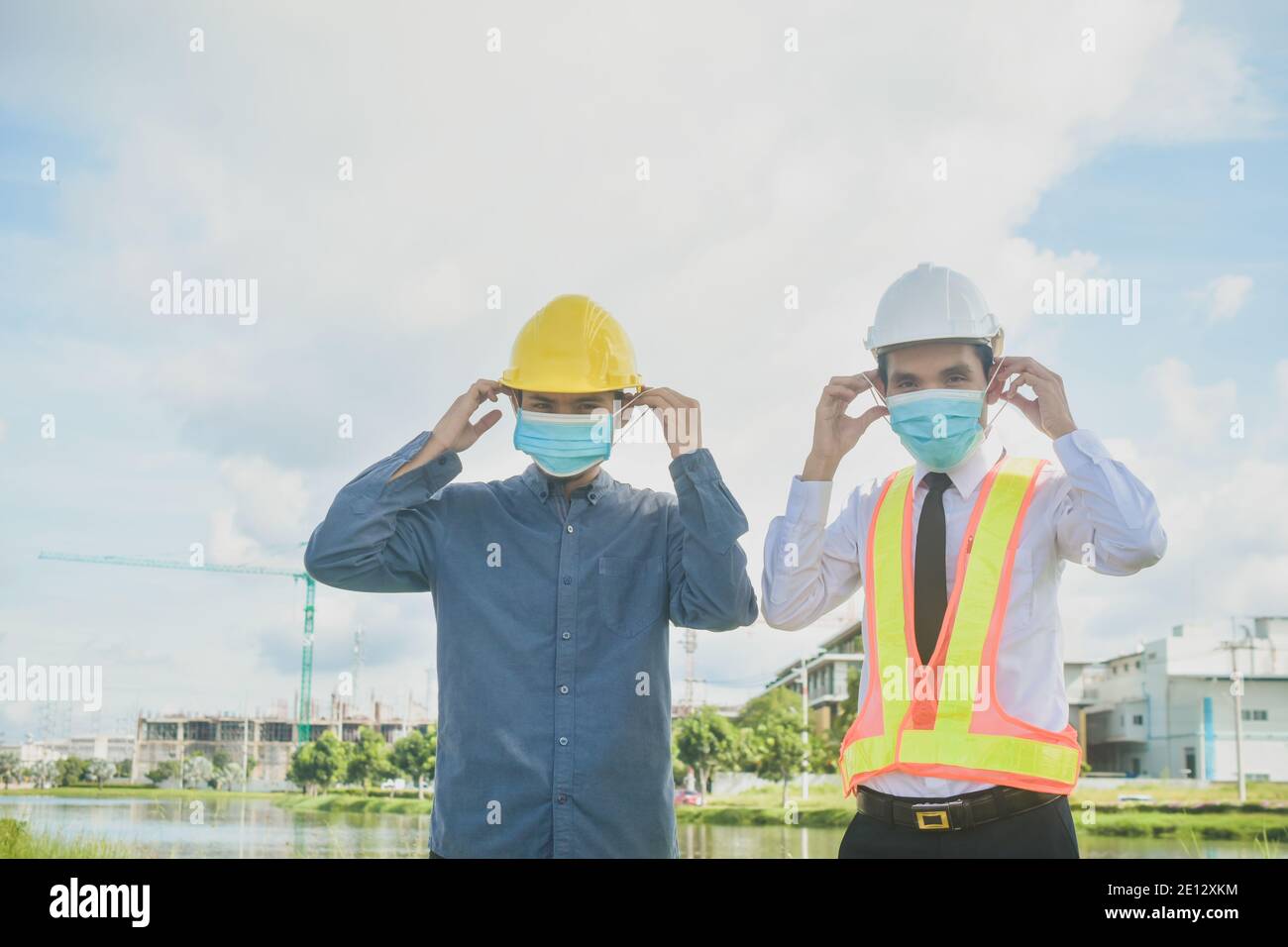 Asian Mann Ingenieur tragen Gesichtsmaske zu Coronavirus covid19 zu schützen Oder Staub PM2.5 Stockfoto