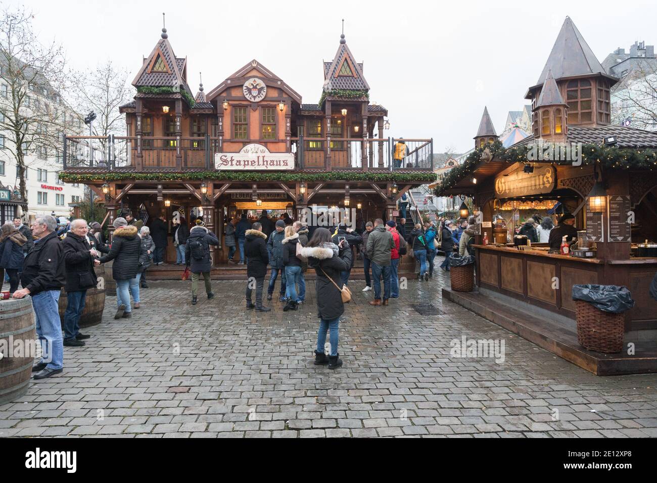 Weihnachtsmarkt oder Weihnachtsmarkt in der historischen Altstadt oder