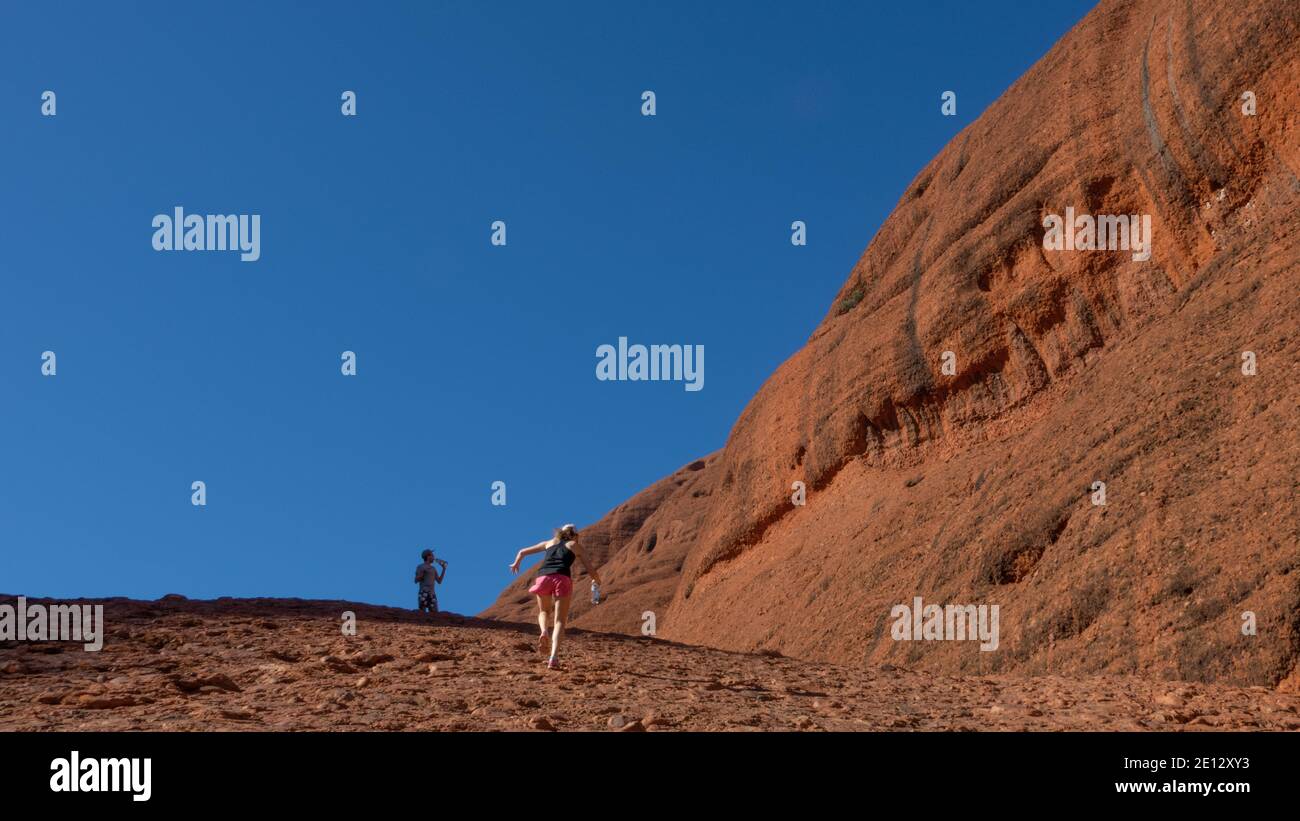 Touristen klettern Kata Tjuta, die Olgas, Northern Territory, Australien. Stockfoto