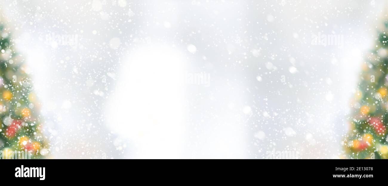 Winter Neujahr und Weihnachten Banner Hintergrund mit Schnee fallen, Weihnachtsbäume und leeren Raum in der Mitte Stockfoto