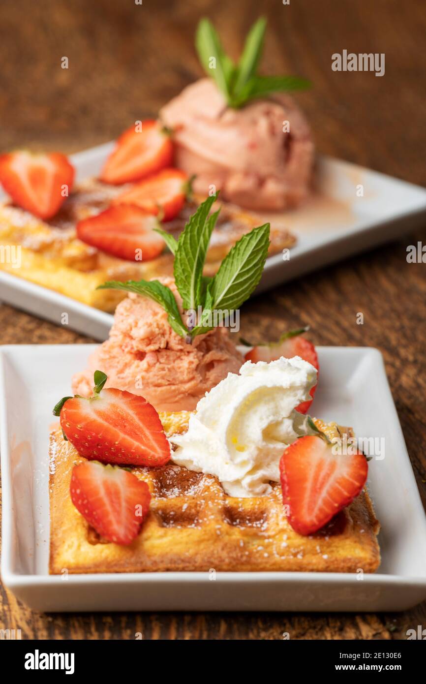 Erdbeeren Auf Waffel Stockfoto