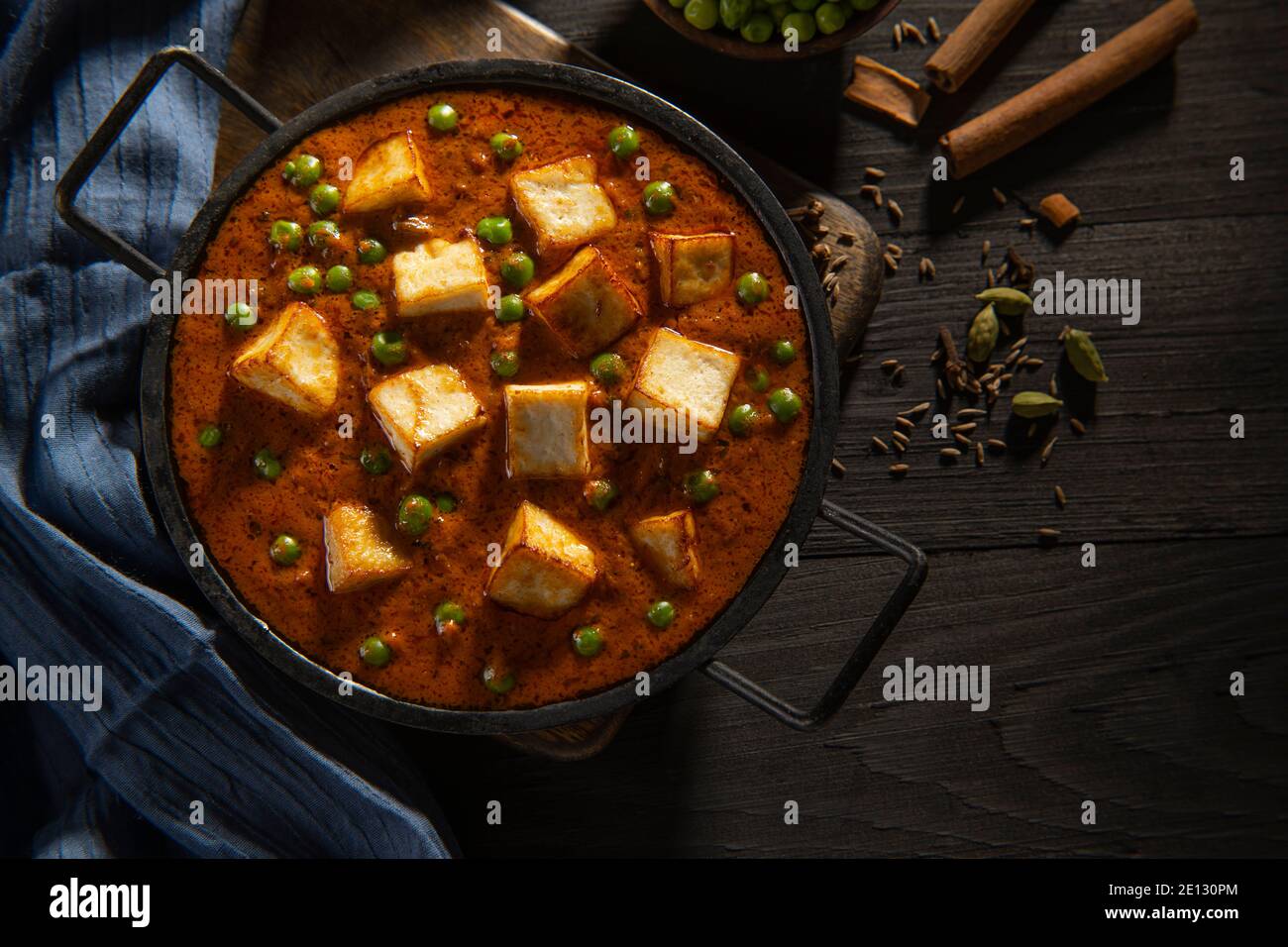 Mattar Paneer oder Hüttenkäse mit Erbsen. Eine vegetarische indische Delikatesse Stockfoto