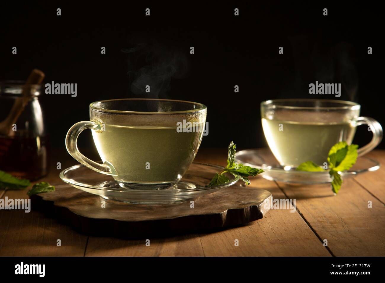 Grüner Tee mit Minzblatt auf Holztisch Stockfoto