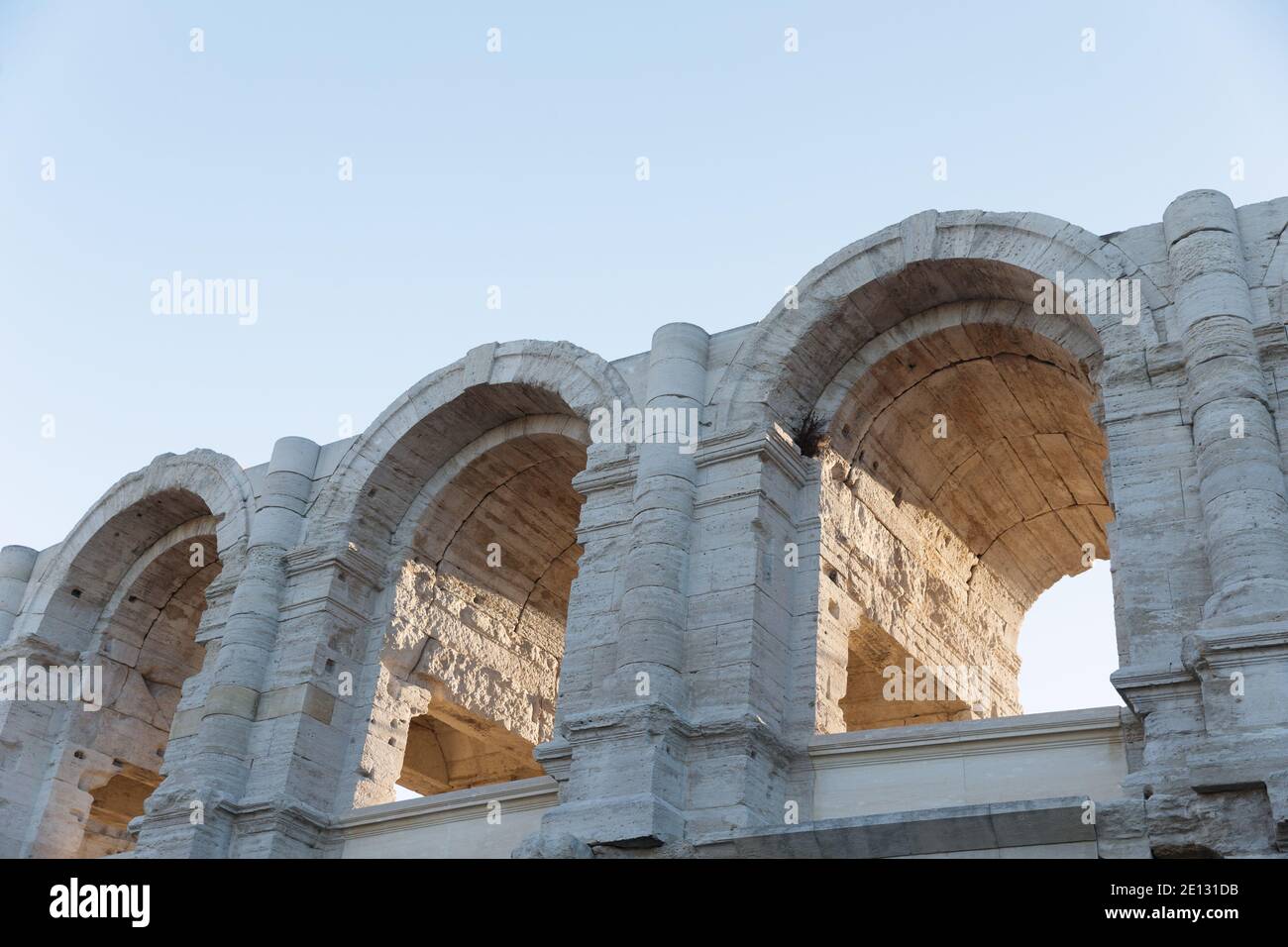 Das Arles Amphitheater, auch bekannt als Les Arenes d'Arles, ist ein römisches Amphitheater. Stockfoto