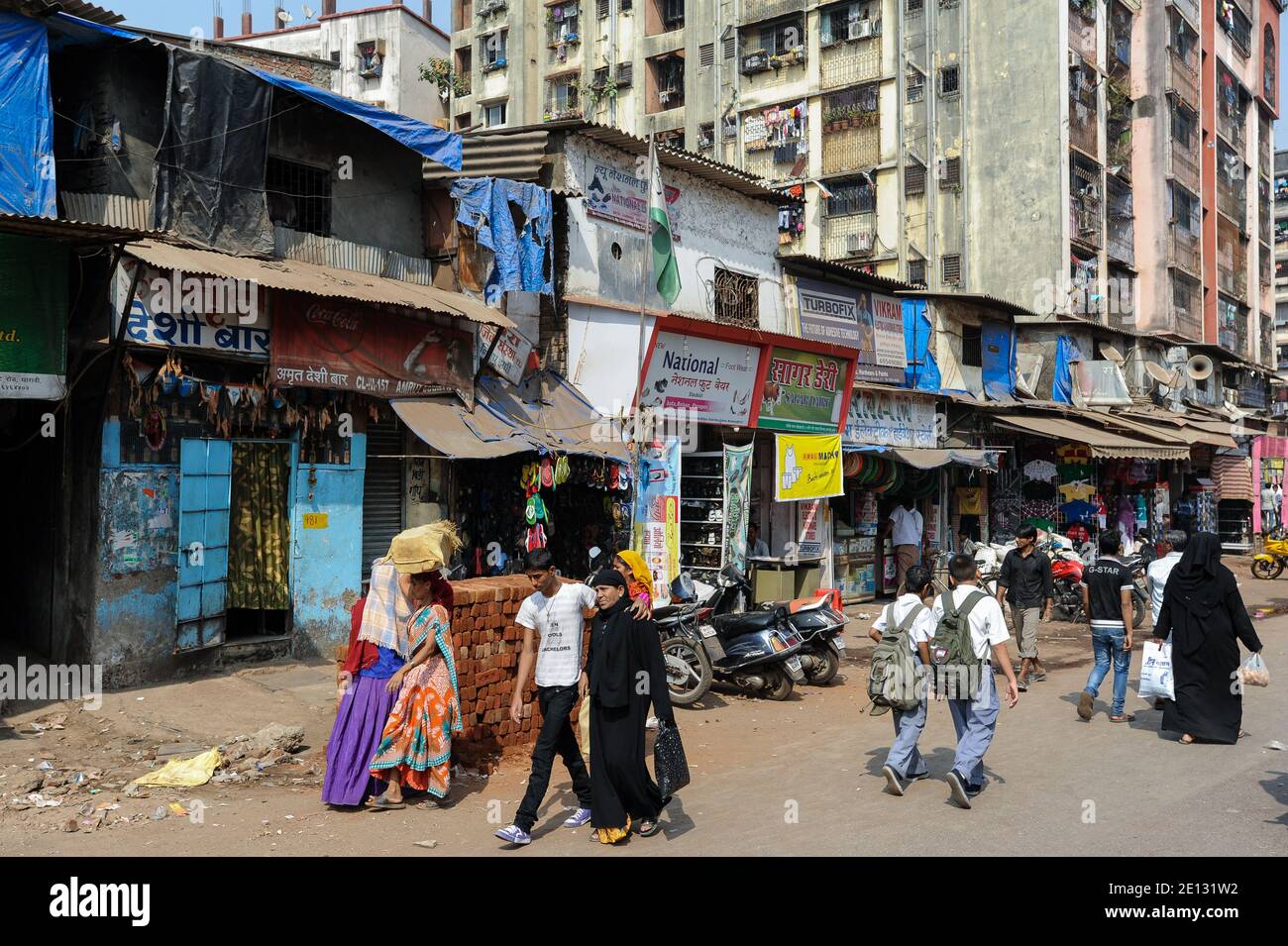 07.12.2011, Mumbai, Maharashtra, Indien, Asien - alltägliche Straßenszene mit Menschen im Slum von Dharavi, im Herzen der indischen Metropole gelegen. Stockfoto