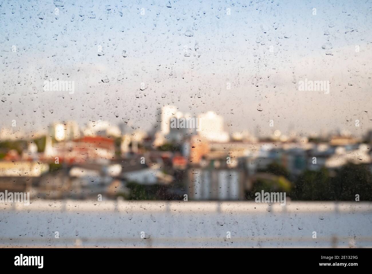 Regen- und Staubfleck auf der Fensterscheibe Stockfoto