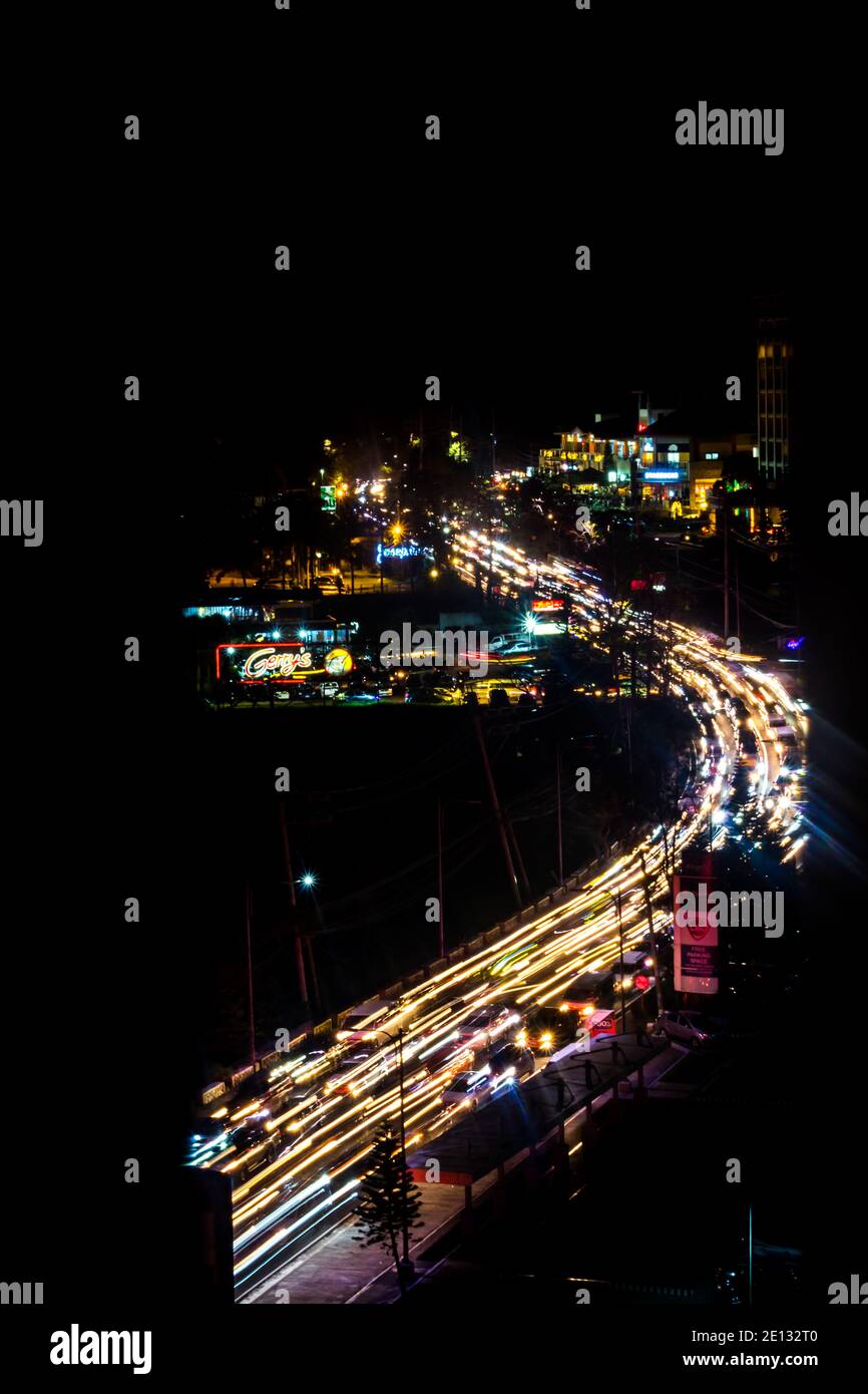 Starker Verkehr auf einer Einbahnstraße in der Nacht in tagaytay, philippinen Stockfoto