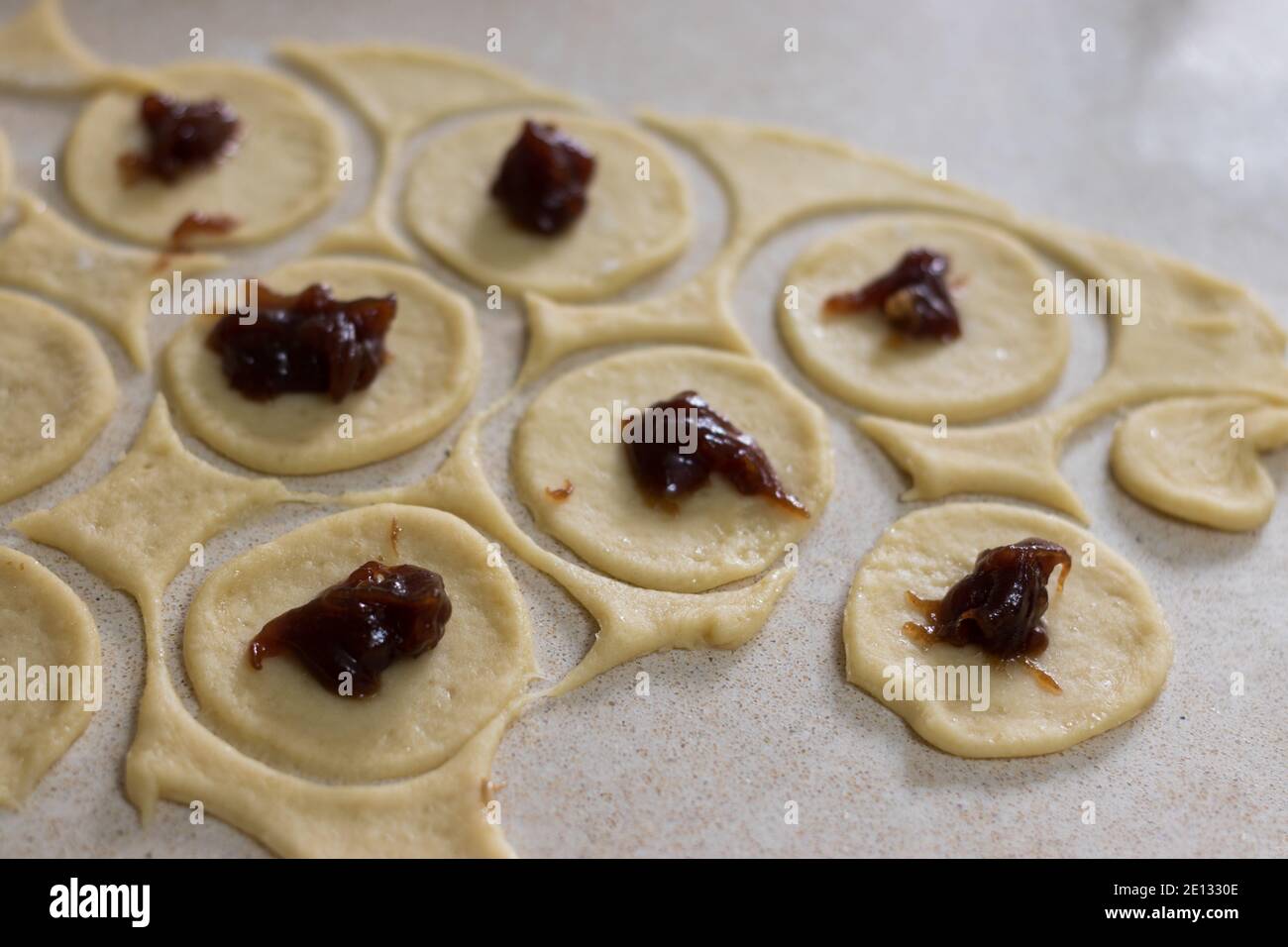 Hamantaschen. (Ozeney haman) dreieckiges Gebäck aus knusprigem Teig, gefüllt mit Mohn, Halva oder Schokolade. Für jüdische Feiertag Purim. Handgemacht in der Mitte Stockfoto