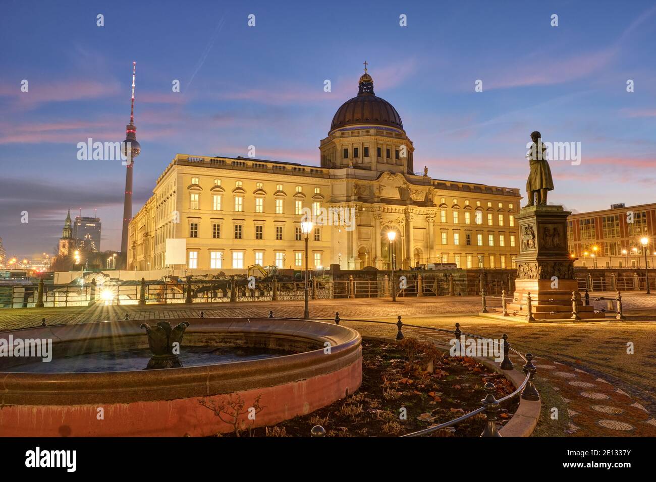 Der rekonstruierte Stadtpalast und der berühmte Fernsehturm in Berlin vor Sonnenaufgang Stockfoto