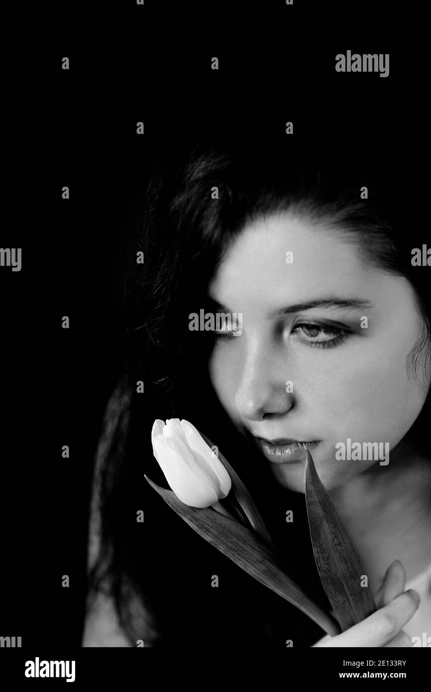 Teenager mit Tulpe in der Hand und romantischen Look II Stockfoto