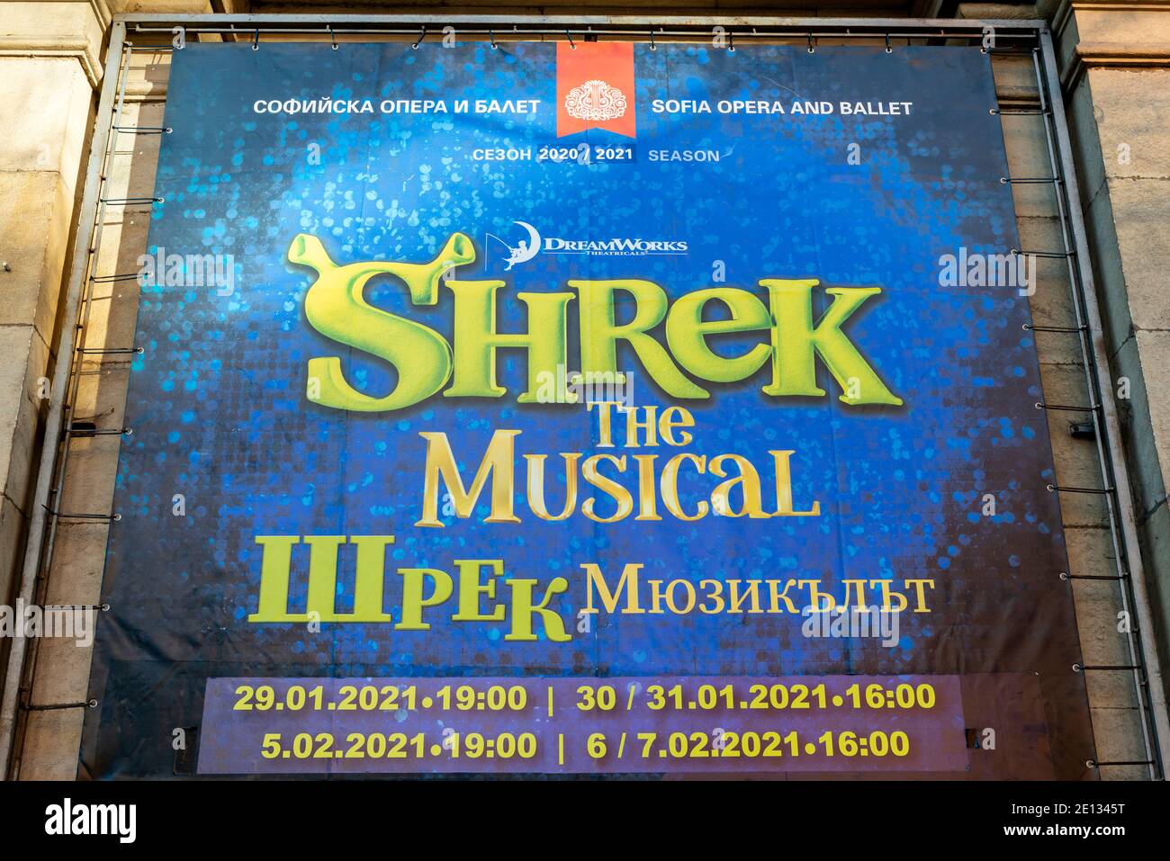 Plakat mit Shrek the Musical als Werbung für die bevorstehende Veranstaltung 2021 an der Sofia Oper und Ballett in Sofia Bulgarien Osteuropa EU Stockfoto