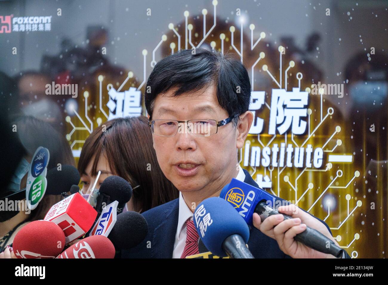 Yang-wei Liu, Chairman & Chief Executive Officer, Hon Hai Precision Industry Co., Ltd, sah die Beantwortung der Medienfragen während einer Pressekonferenz nach der Eröffnungszeremonie des Hon Hai Research Institute in Taipei. Stockfoto