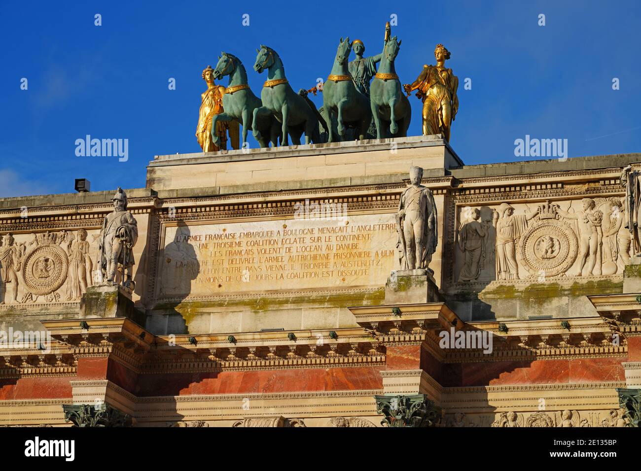 PARIS, FRANKREICH -18 DEC 2020- der Triumphbogen, ein Triumphbogen zu Ehren Napoleons, gegenüber dem Louvre und dem Louvre Stockfoto