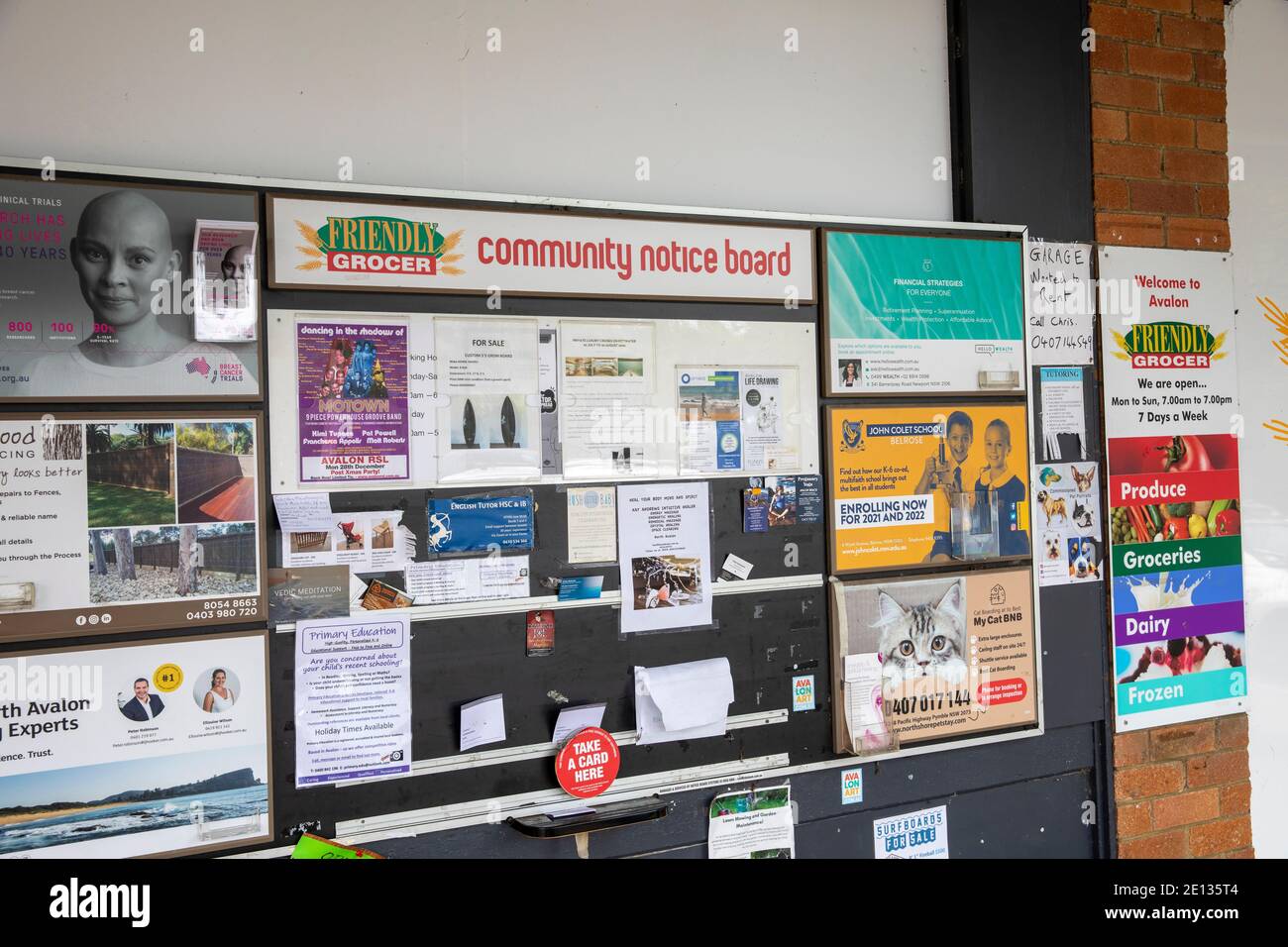 Gemeinschaftsnotizbrett und Informationstafel bei einem Lebensmittelgeschäft in Avalon Beach, Sydney, Australien Stockfoto