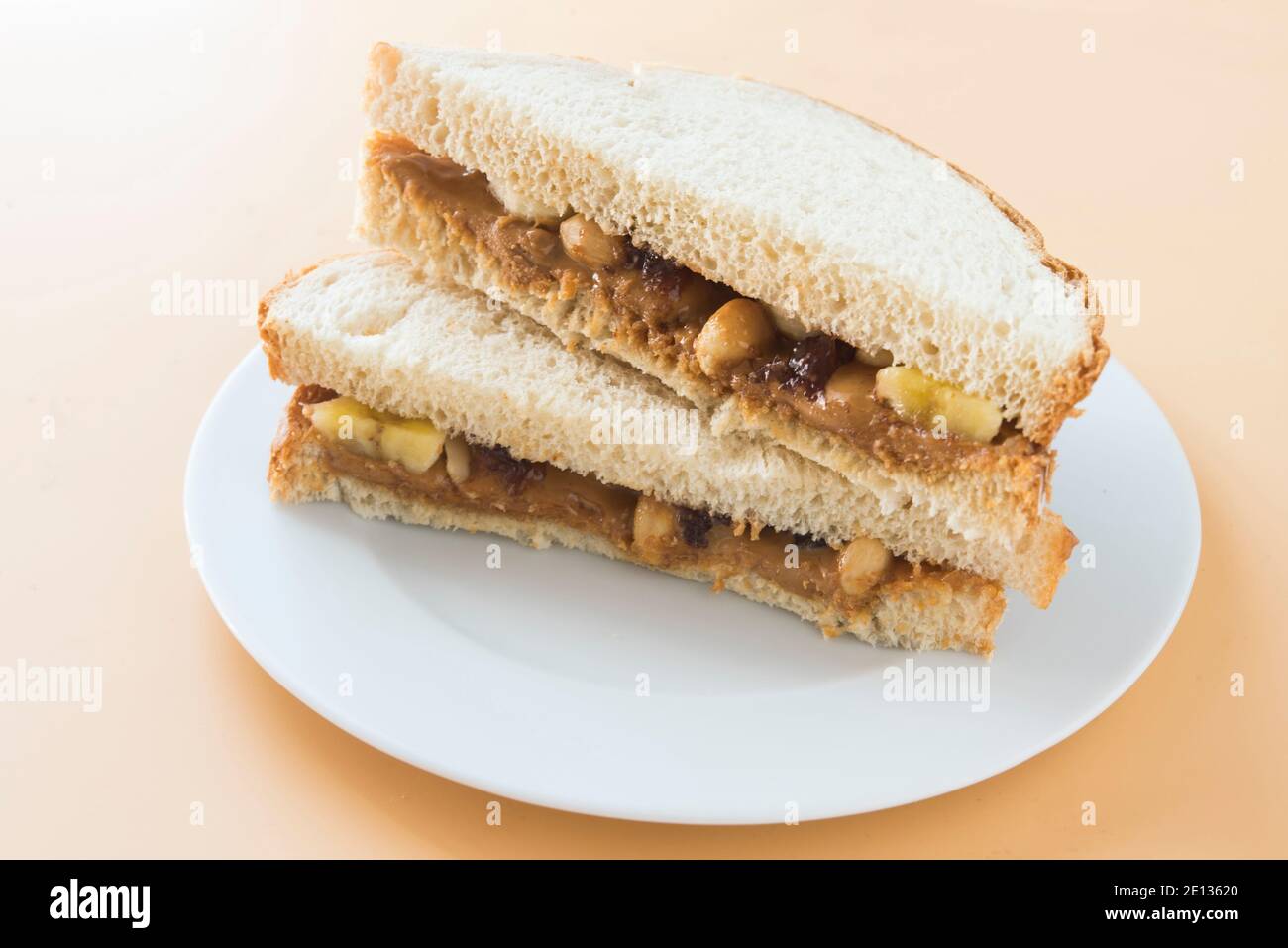 Erdnussbutter mit Brot und Himbeermarmelade Stockfoto