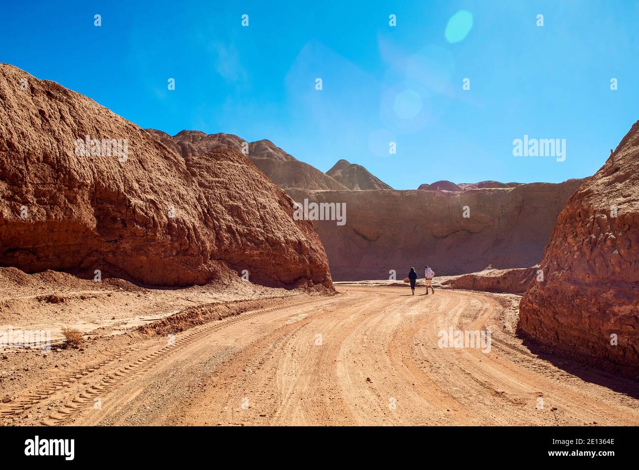 Zwei Personen, die durch einen sandigen Canyon in der Puna Wüste, Argentinien, Anden wandern Stockfoto