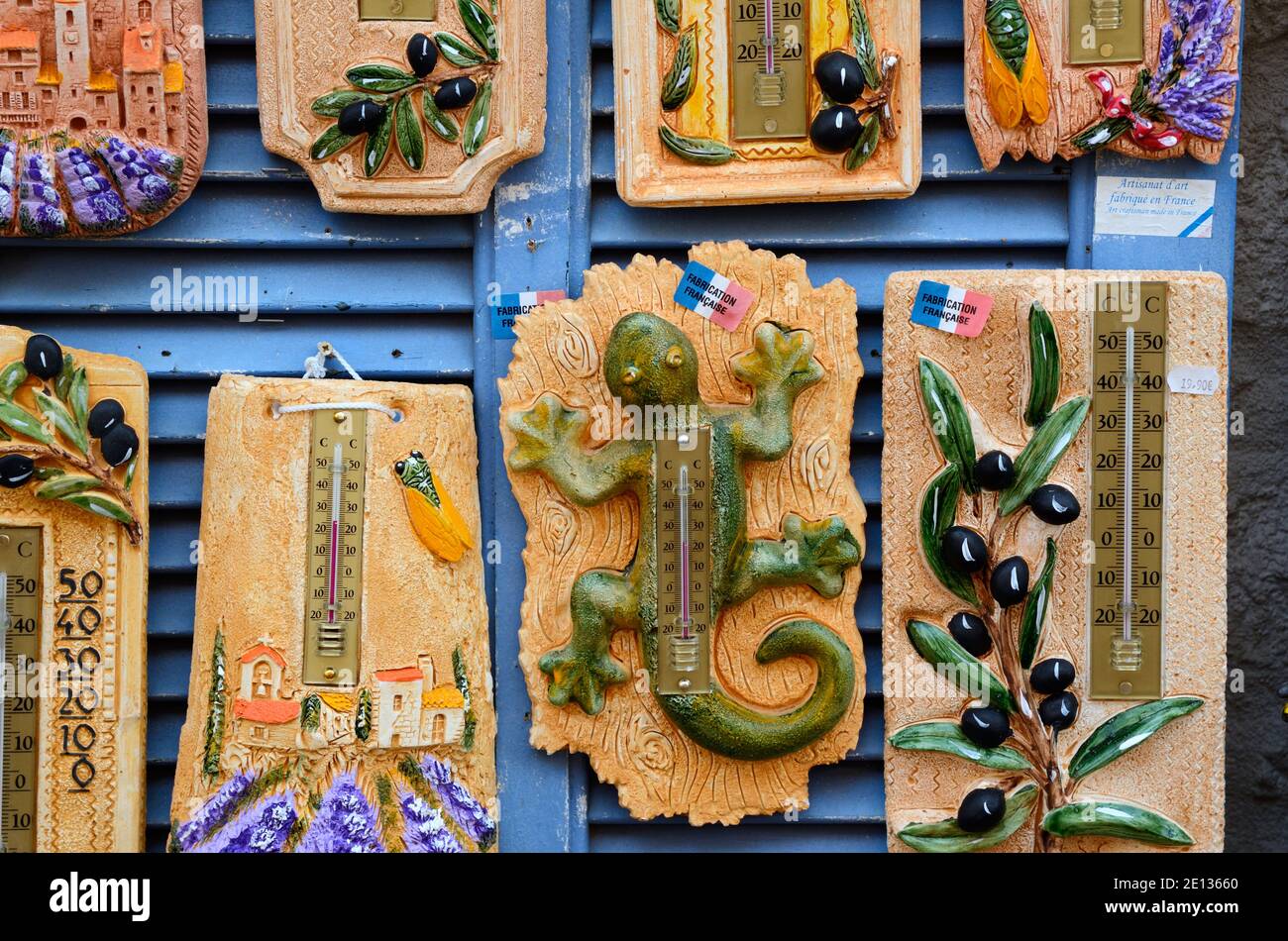 Kitsch Souvenir Thermometer mit Provence Themen inkl. Oliven Lavendel & Eidechsen oder Geckos in Gift Shop oder Stall Le Castellet Provence Frankreich Stockfoto