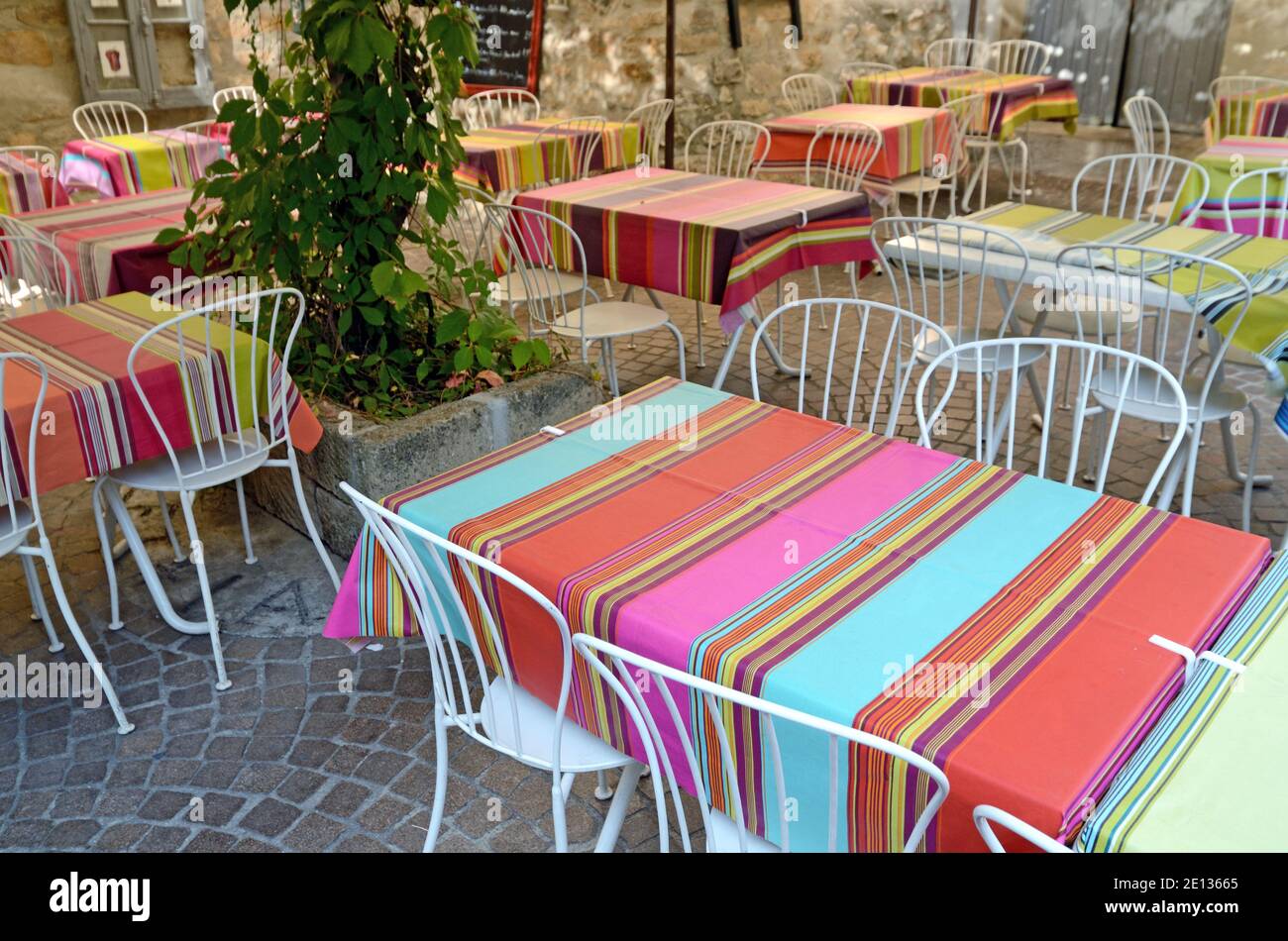 Tische und Stühle in einem leeren Restaurant in Le Castellet Var Provence Frankreich Stockfoto